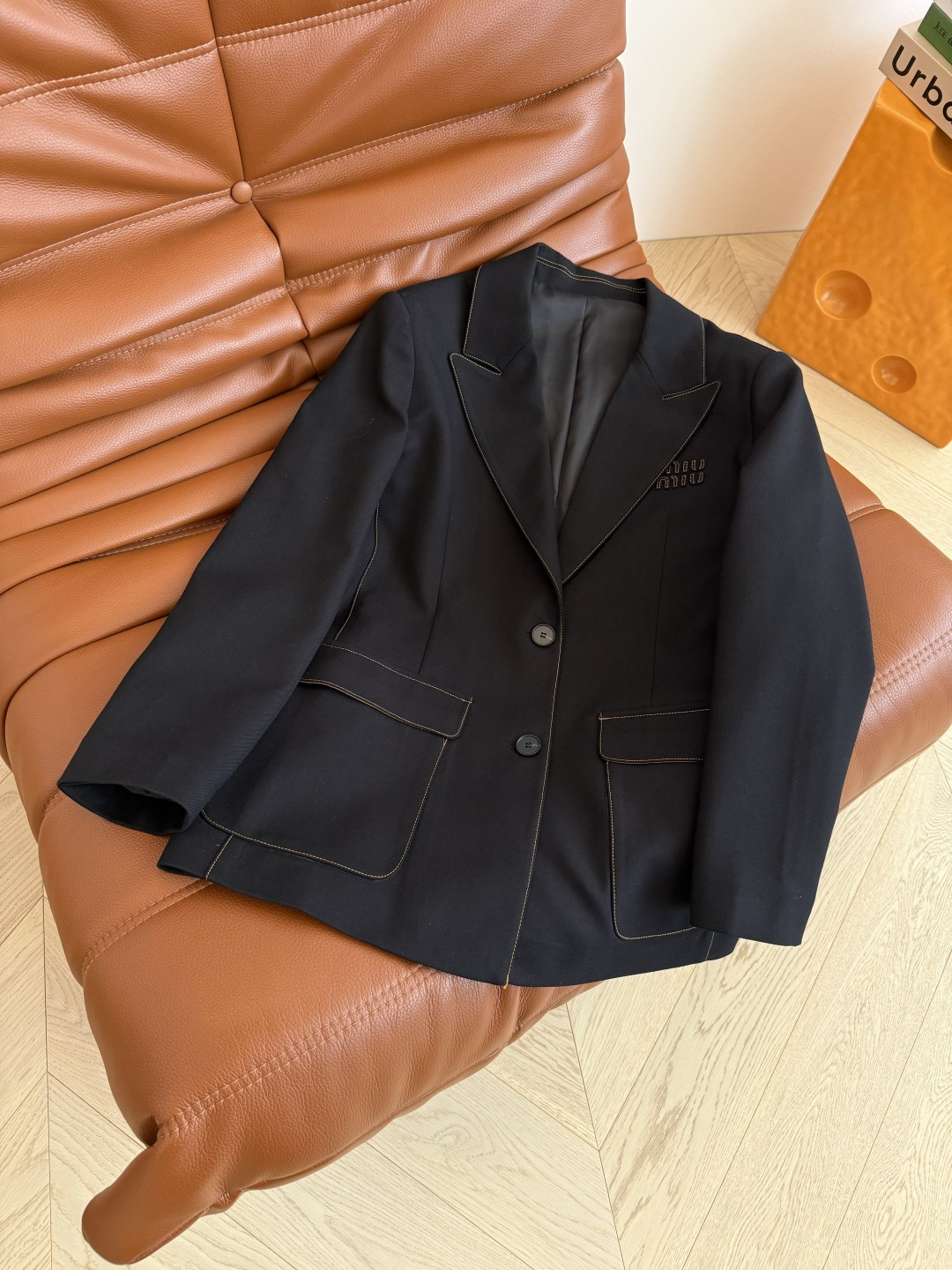 25秋冬 复古百搭系列 字母徽标装饰西装外套 明线镶边设计 勾勒出整个轮廓感 有设计感又不会挑人 属于百