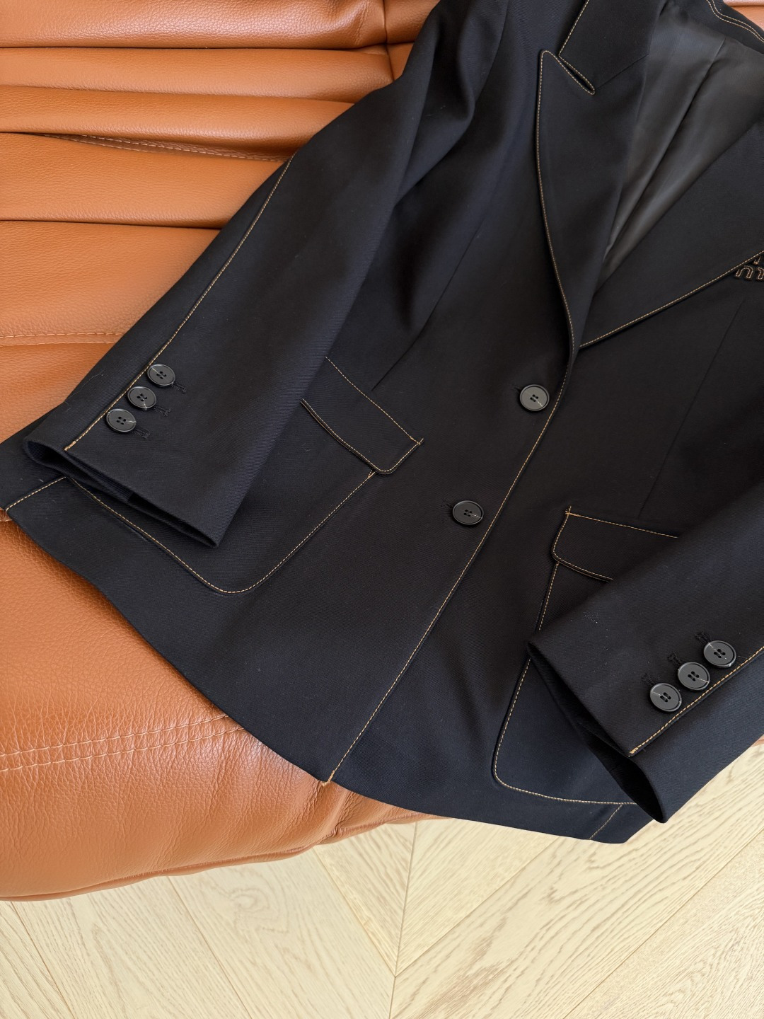 25秋冬 复古百搭系列 字母徽标装饰西装外套 明线镶边设计 勾勒出整个轮廓感 有设计感又不会挑人 属于百