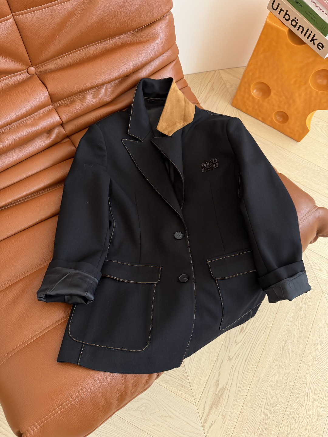 25秋冬 复古百搭系列 字母徽标装饰西装外套 明线镶边设计 勾勒出整个轮廓感 有设计感又不会挑人 属于百