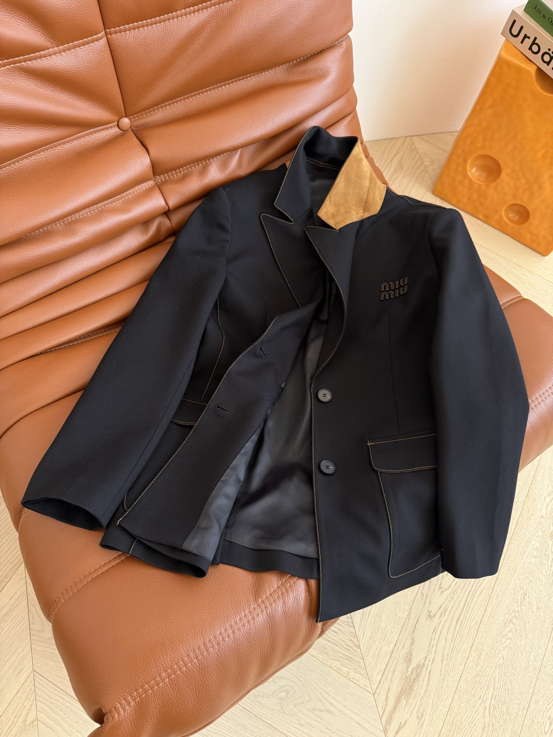 25秋冬 复古百搭系列 字母徽标装饰西装外套 明线镶边设计 勾勒出整个轮廓感 有设计感又不会挑人 属于百