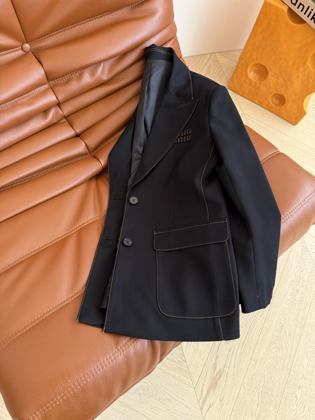 25秋冬 复古百搭系列 字母徽标装饰西装外套 明线镶边设计 勾勒出整个轮廓感 有设计感又不会挑人 属于百