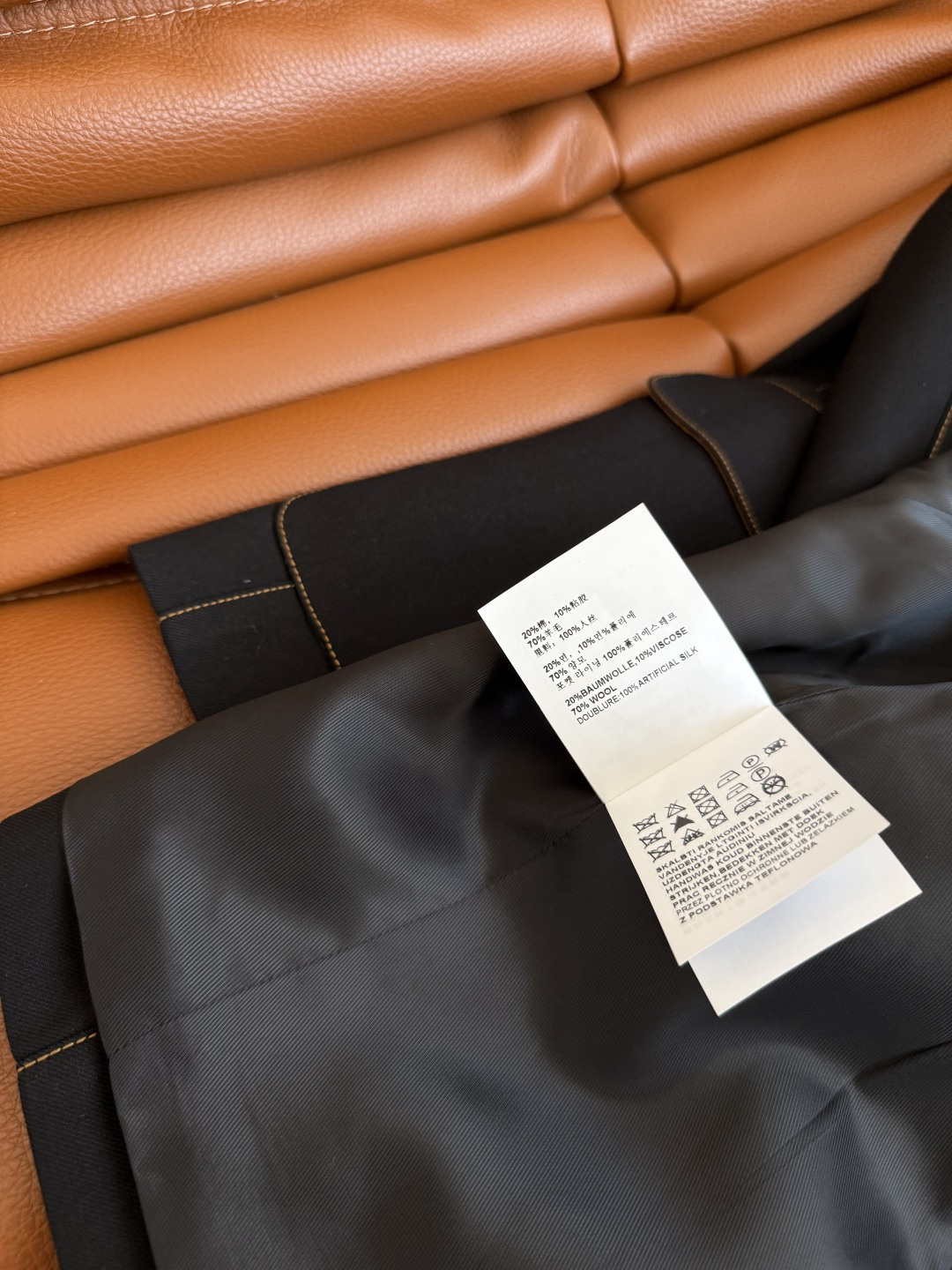 25秋冬 复古百搭系列 字母徽标装饰西装外套 明线镶边设计 勾勒出整个轮廓感 有设计感又不会挑人 属于百