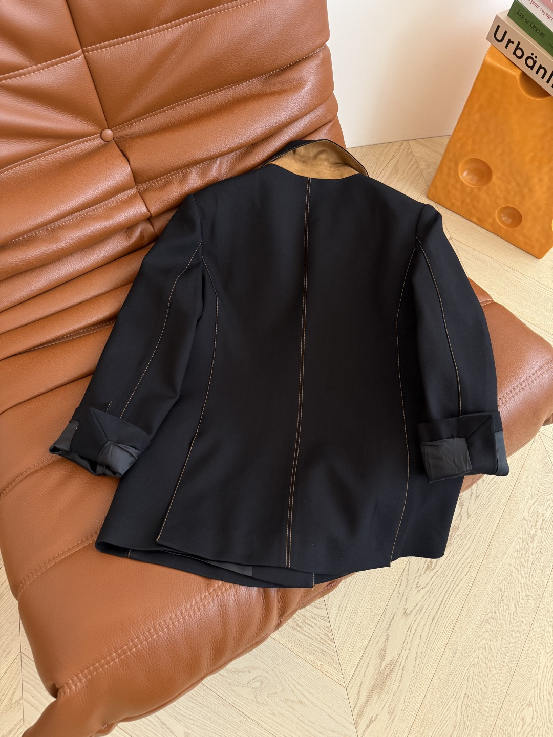 25秋冬 复古百搭系列 字母徽标装饰西装外套 明线镶边设计 勾勒出整个轮廓感 有设计感又不会挑人 属于百