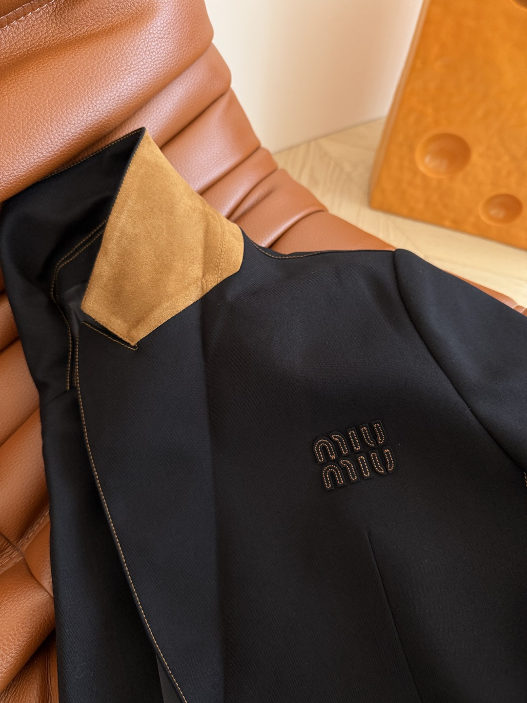 25秋冬 复古百搭系列 字母徽标装饰西装外套 明线镶边设计 勾勒出整个轮廓感 有设计感又不会挑人 属于百