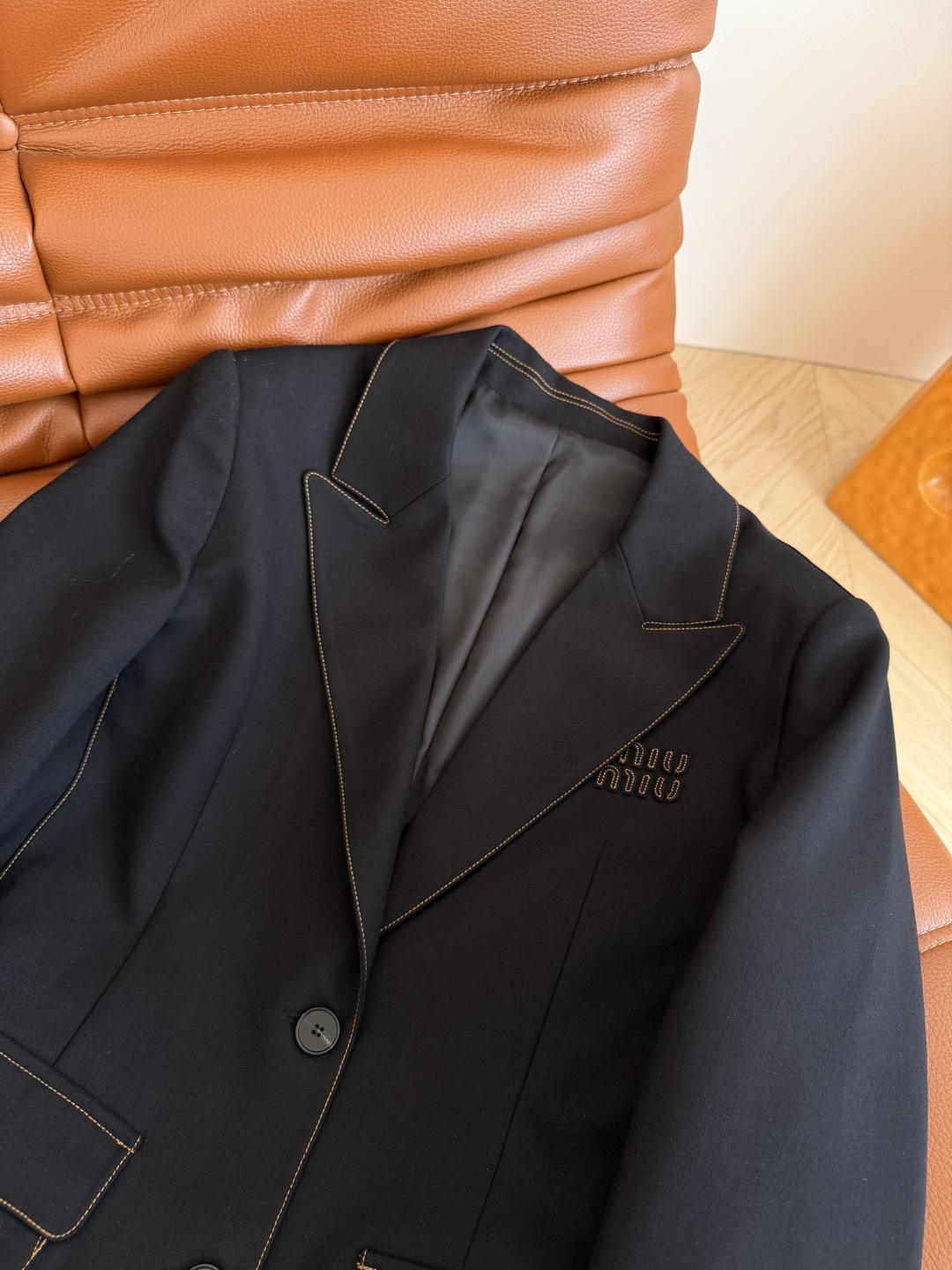 25秋冬 复古百搭系列 字母徽标装饰西装外套 明线镶边设计 勾勒出整个轮廓感 有设计感又不会挑人 属于百