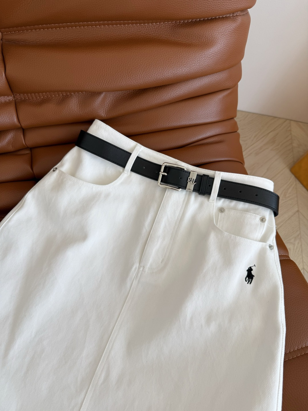 极简老钱 25秋冬 小马logo刺绣白色牛仔半裙 主打好穿不挑人 白色总是可以有魔力让整个Look变得简