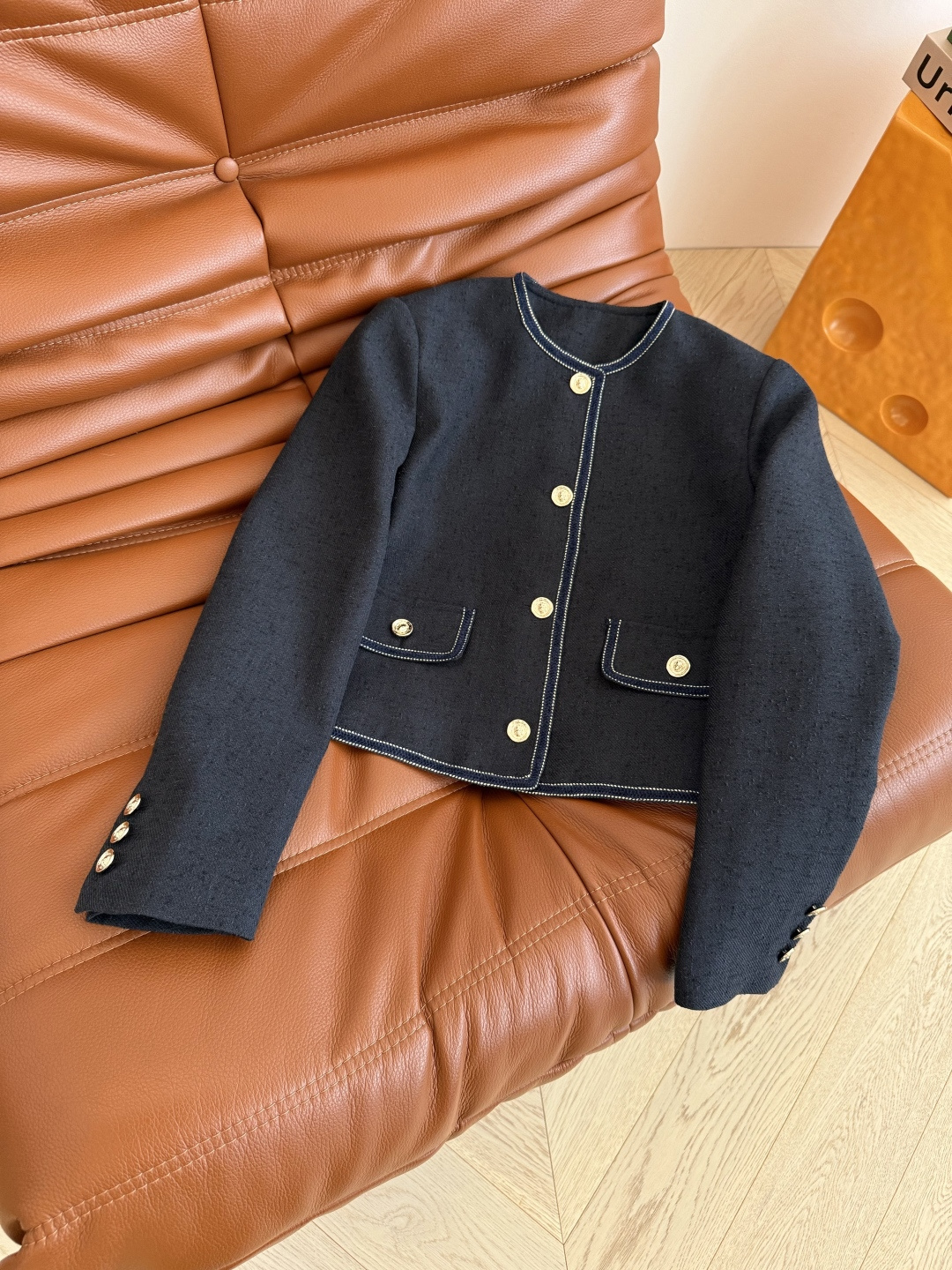 优雅Look 25FW🆕藏蓝色织带镶边套装 独家定制的面料 表面带有颗粒肌理感 藏蓝色颜色很正 上身是很