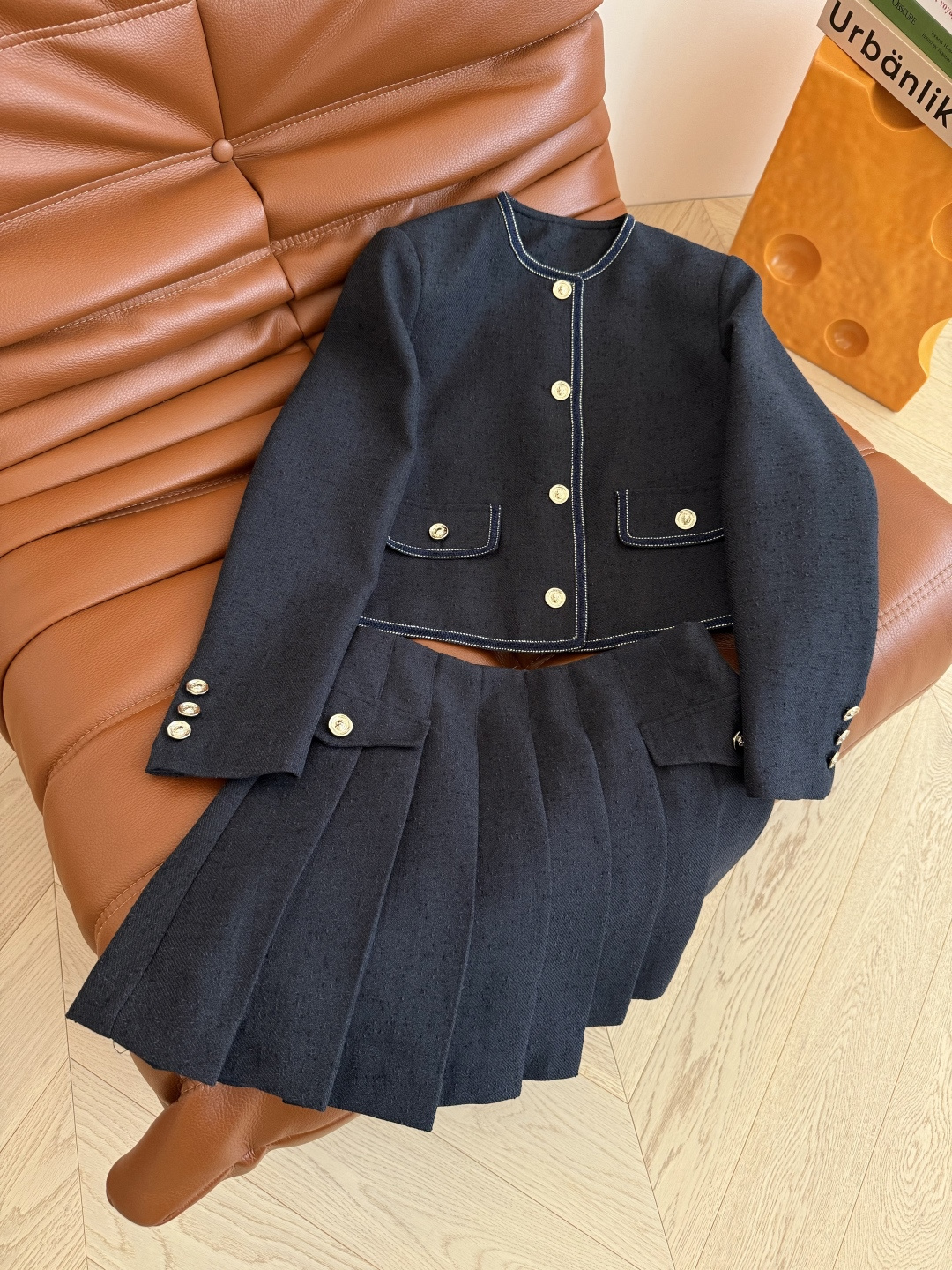 优雅Look 25FW🆕藏蓝色织带镶边套装 独家定制的面料 表面带有颗粒肌理感 藏蓝色颜色很正 上身是很