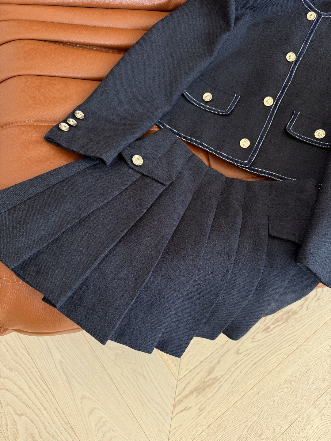 优雅Look 25FW🆕藏蓝色织带镶边套装 独家定制的面料 表面带有颗粒肌理感 藏蓝色颜色很正 上身是很