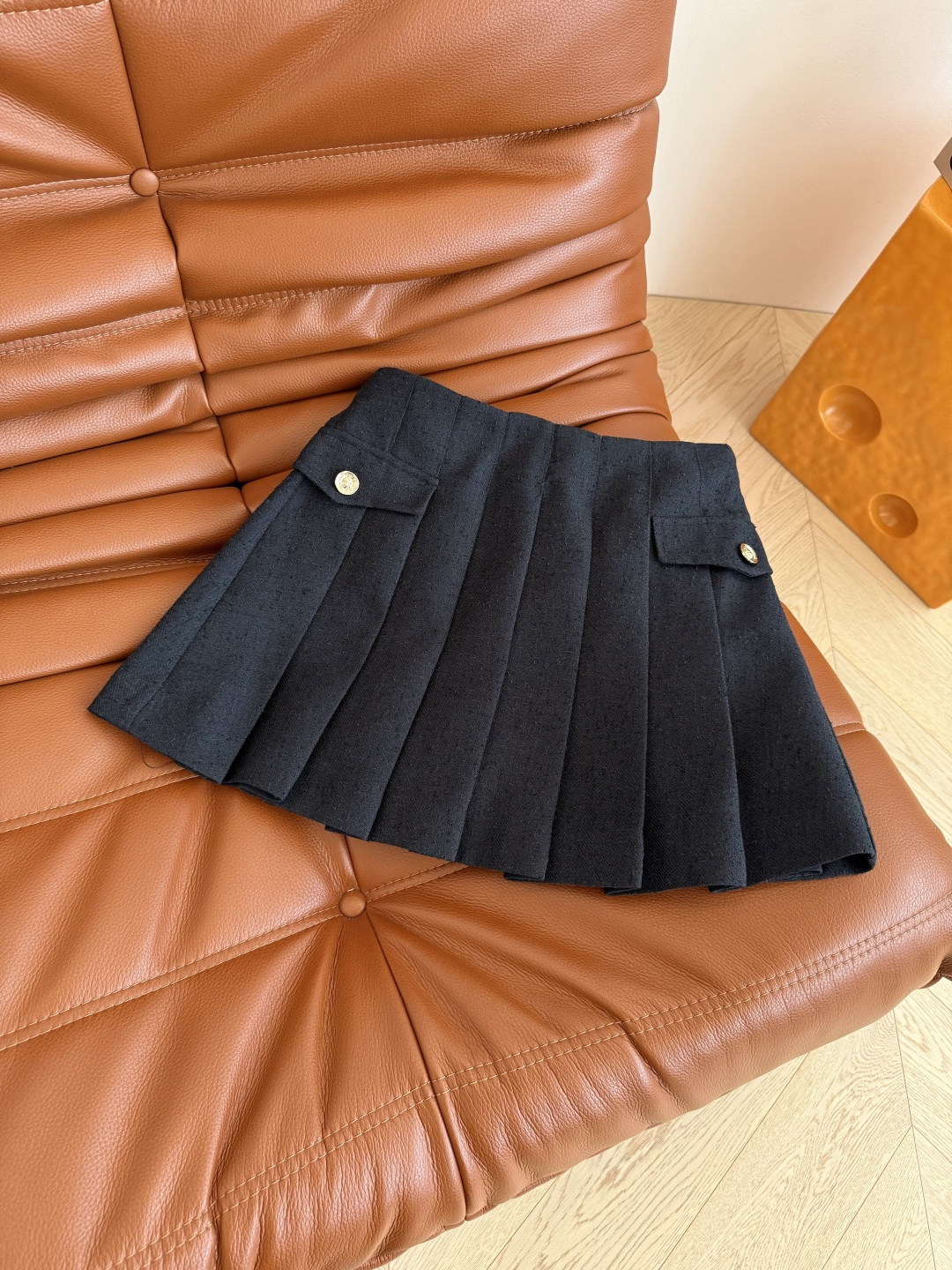 优雅Look 25FW🆕藏蓝色织带镶边套装 独家定制的面料 表面带有颗粒肌理感 藏蓝色颜色很正 上身是很