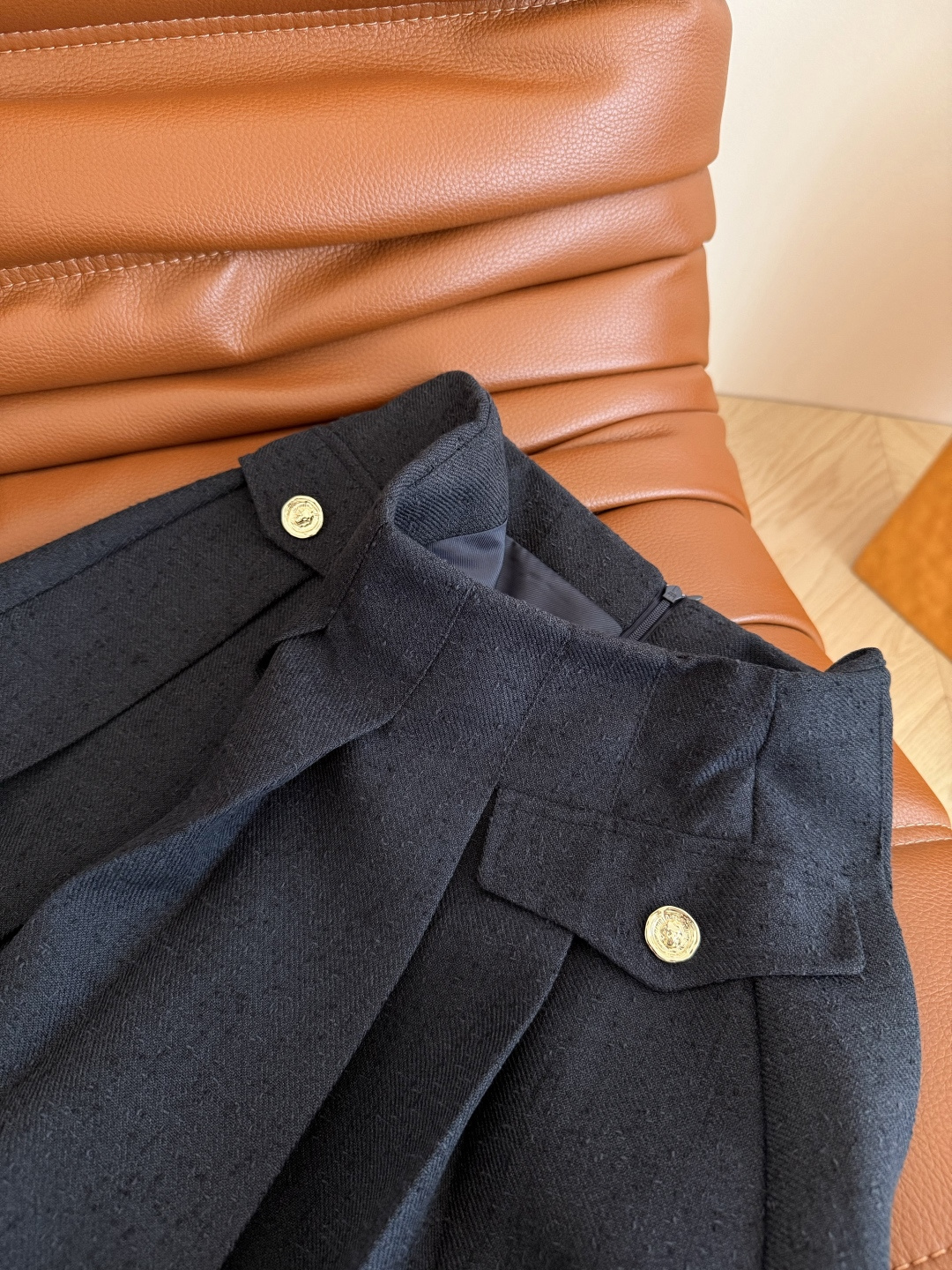 优雅Look 25FW🆕藏蓝色织带镶边套装 独家定制的面料 表面带有颗粒肌理感 藏蓝色颜色很正 上身是很