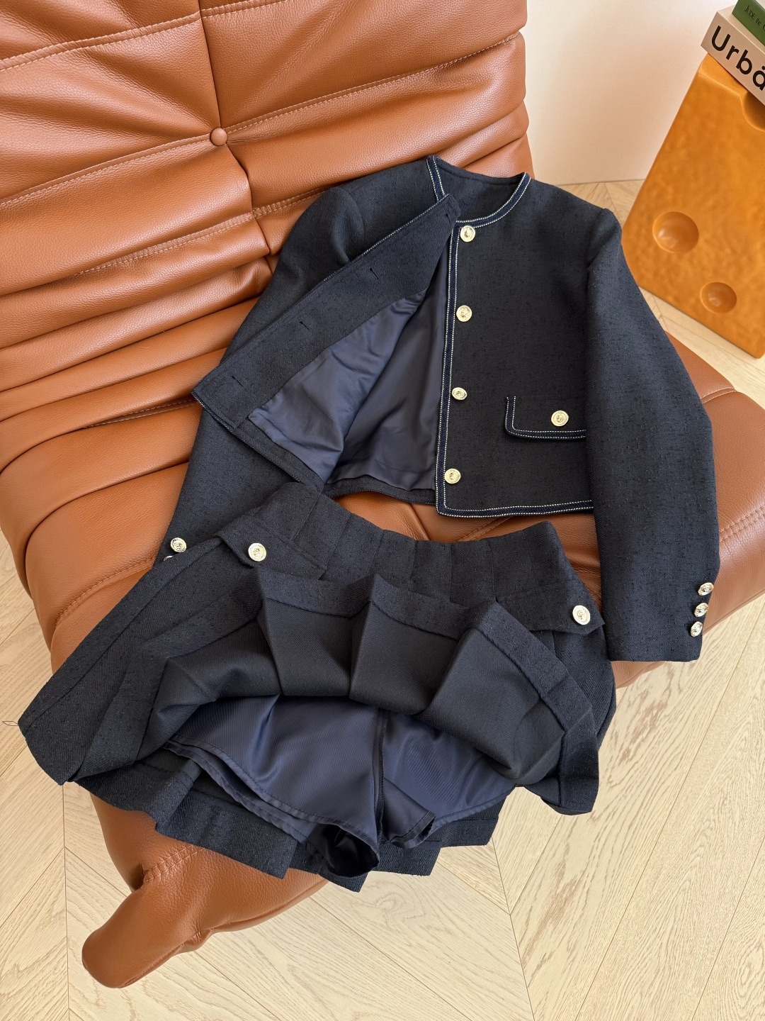 优雅Look 25FW🆕藏蓝色织带镶边套装 独家定制的面料 表面带有颗粒肌理感 藏蓝色颜色很正 上身是很