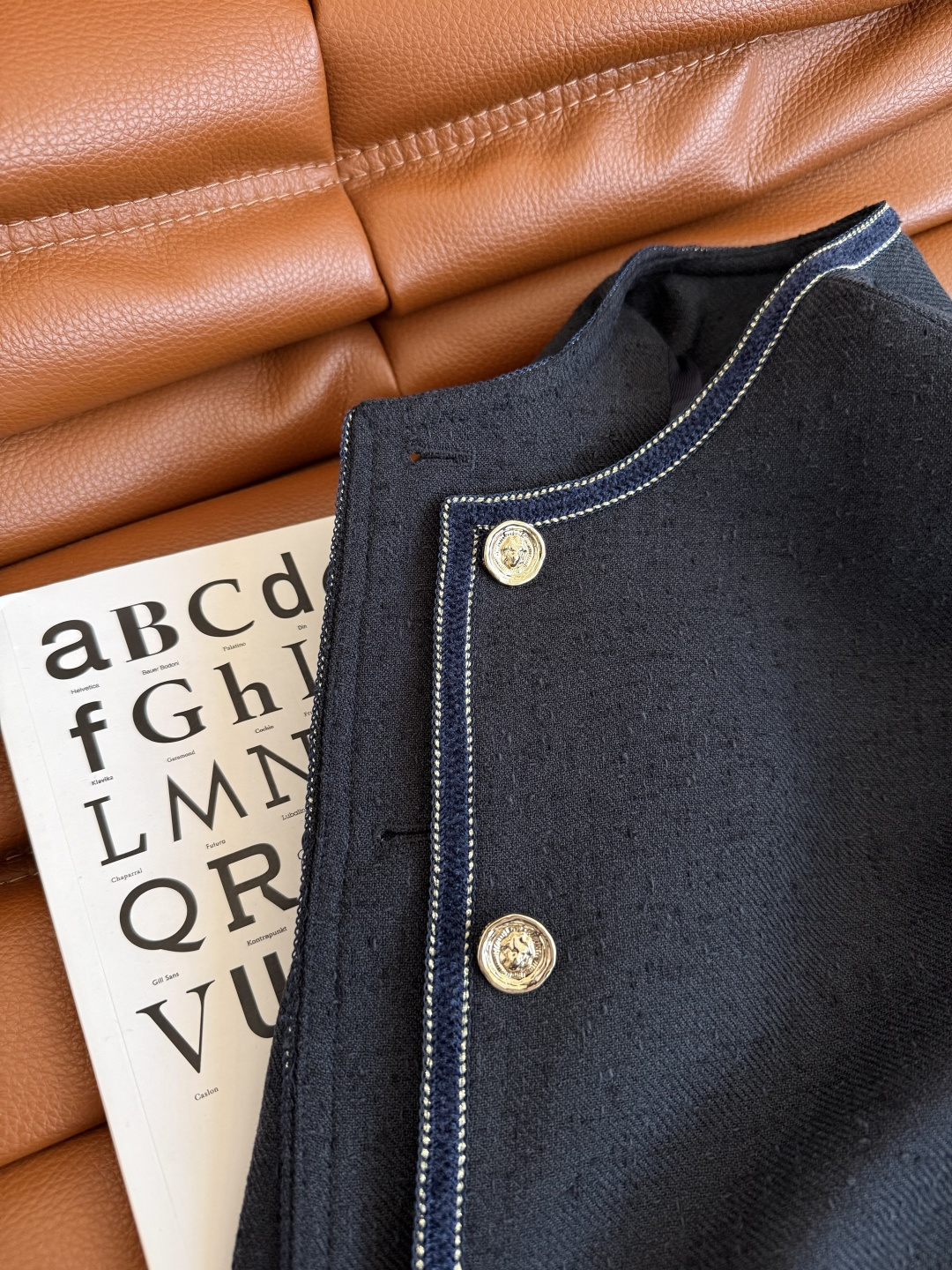 优雅Look 25FW🆕藏蓝色织带镶边套装 独家定制的面料 表面带有颗粒肌理感 藏蓝色颜色很正 上身是很