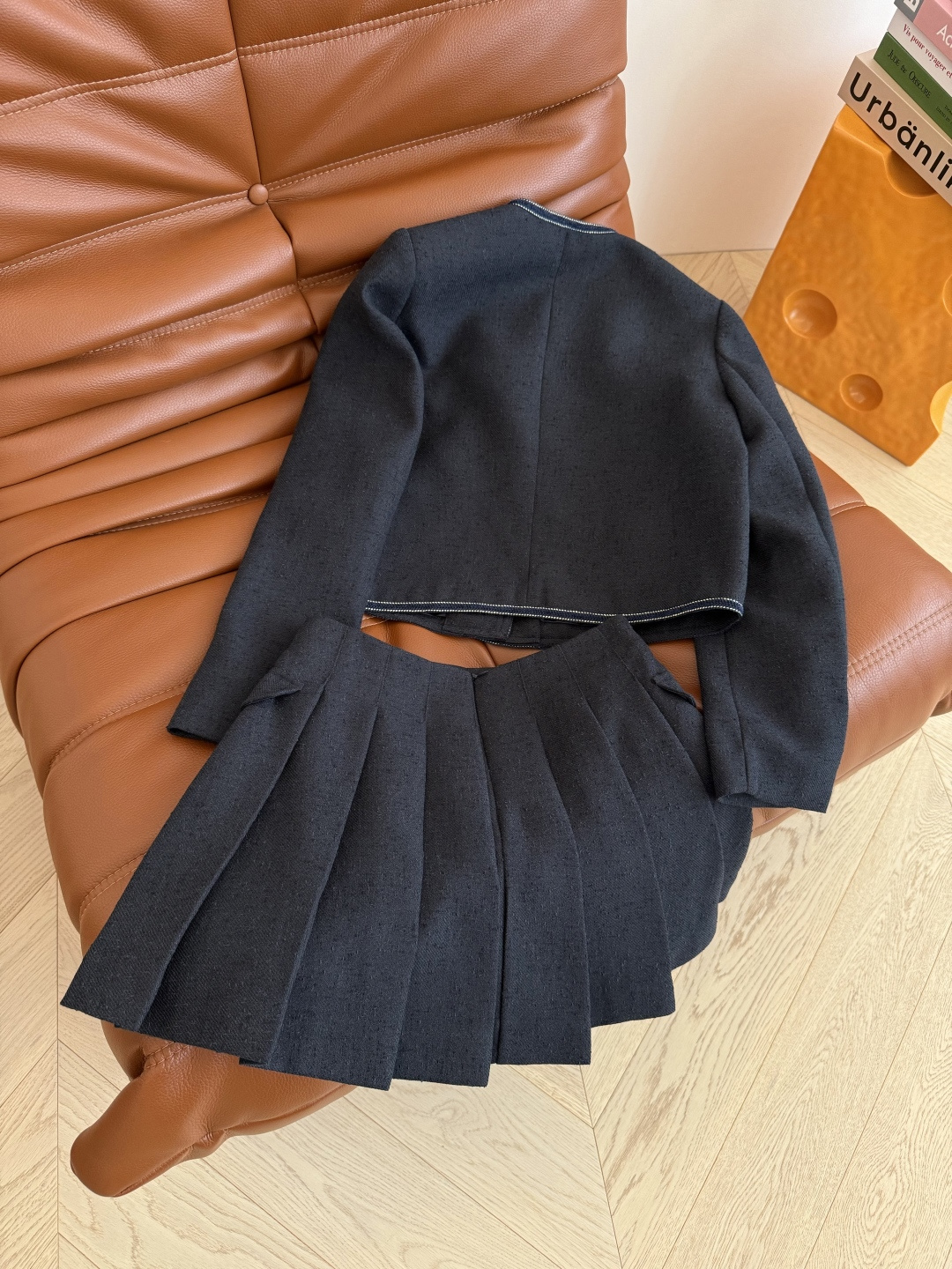 优雅Look 25FW🆕藏蓝色织带镶边套装 独家定制的面料 表面带有颗粒肌理感 藏蓝色颜色很正 上身是很