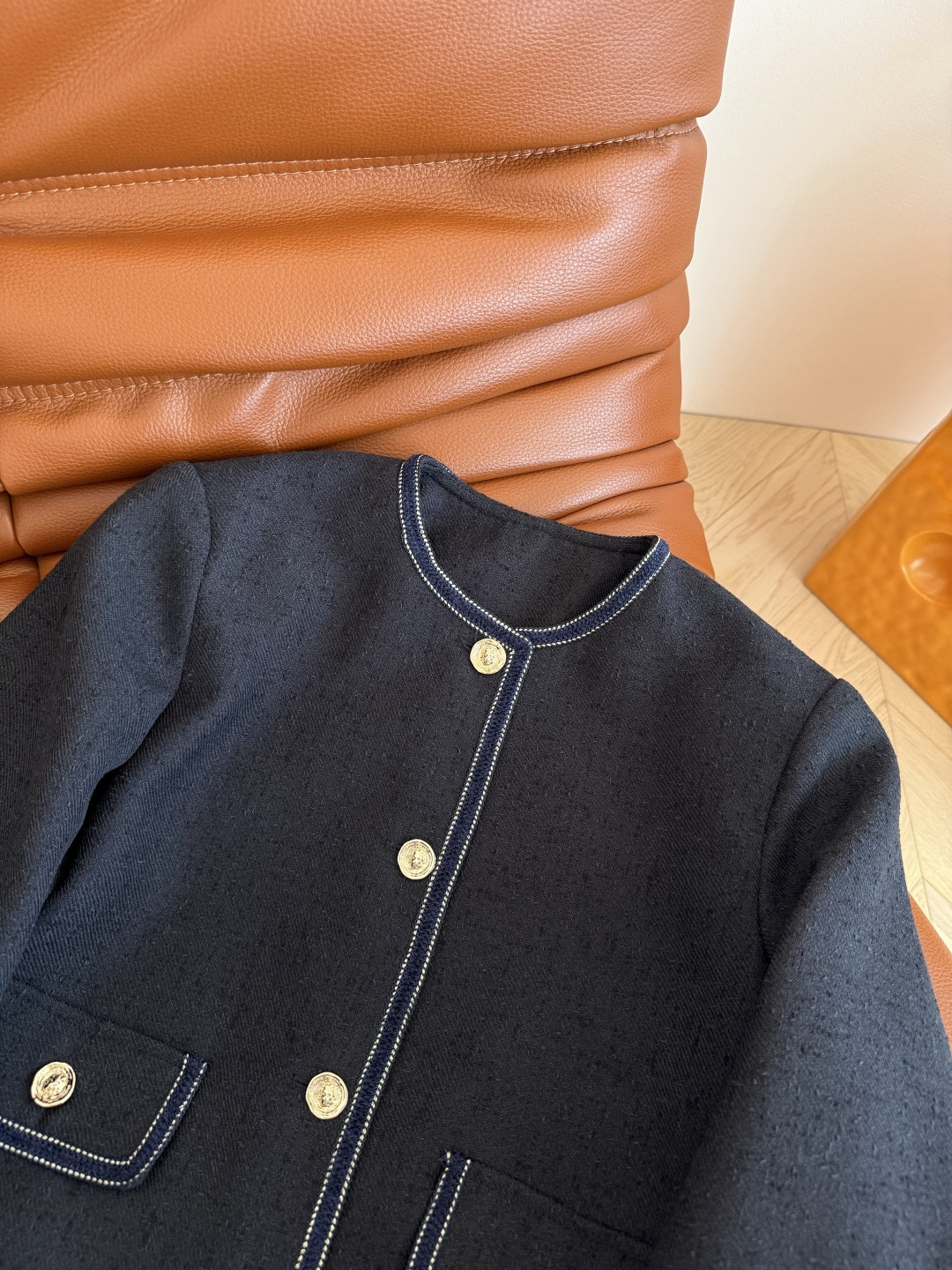 优雅Look 25FW🆕藏蓝色织带镶边套装 独家定制的面料 表面带有颗粒肌理感 藏蓝色颜色很正 上身是很