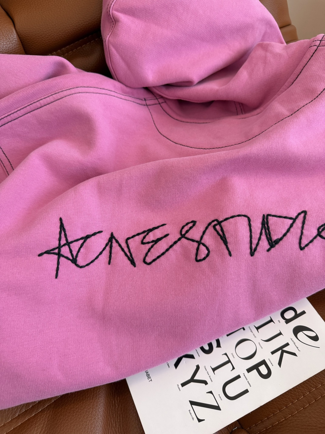 25FW 后背字母logo刺绣玫粉色连帽卫衣 冬天不能没有氛围感的卫衣 各种凹造型都需要 叠穿神器 这个