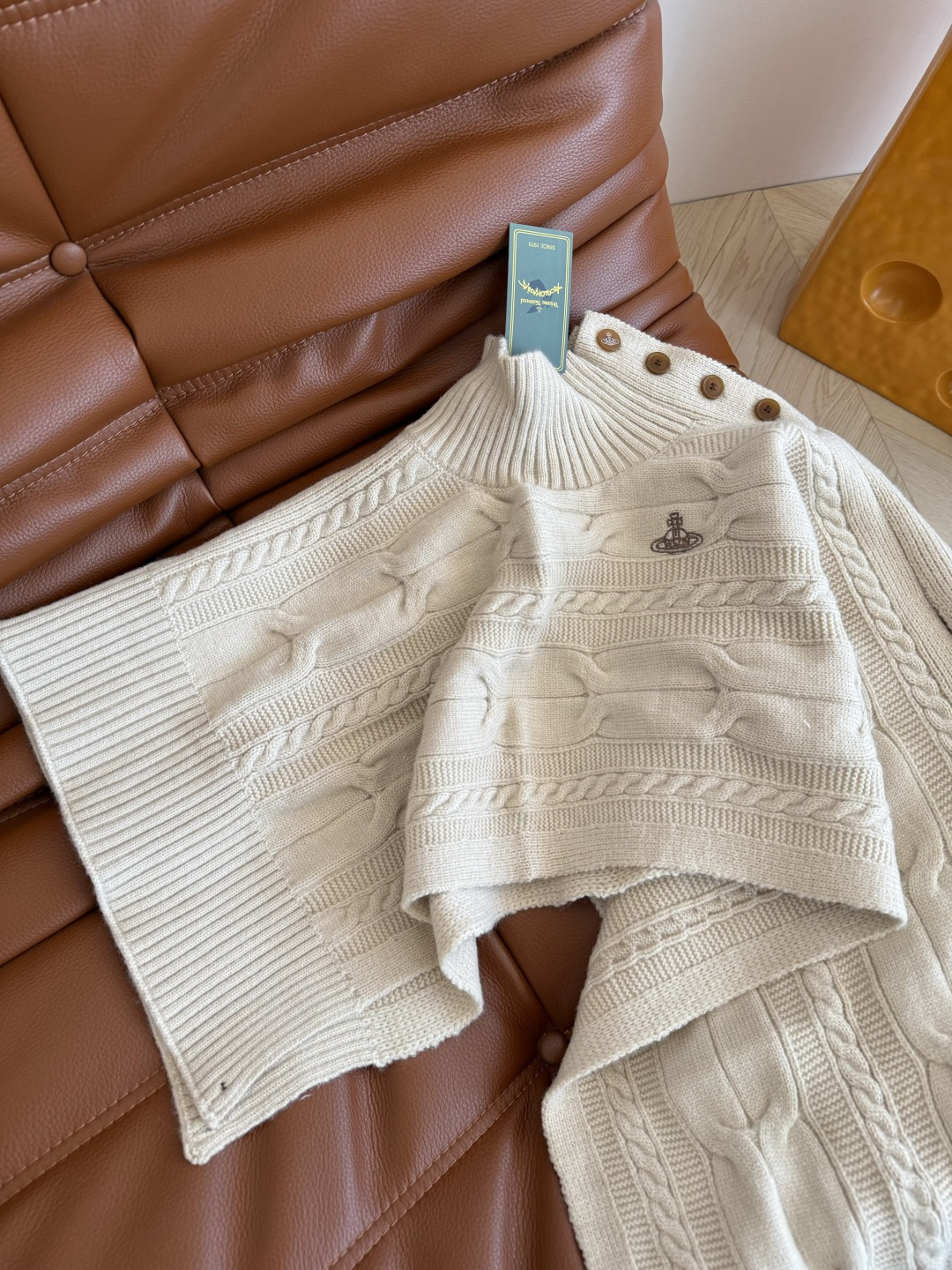 氛围感的神 25秋冬 土星图案刺绣斗篷毛衣 穿搭基础 配饰就不基础～这一件披肩斗篷真的是氛围感首选 营造