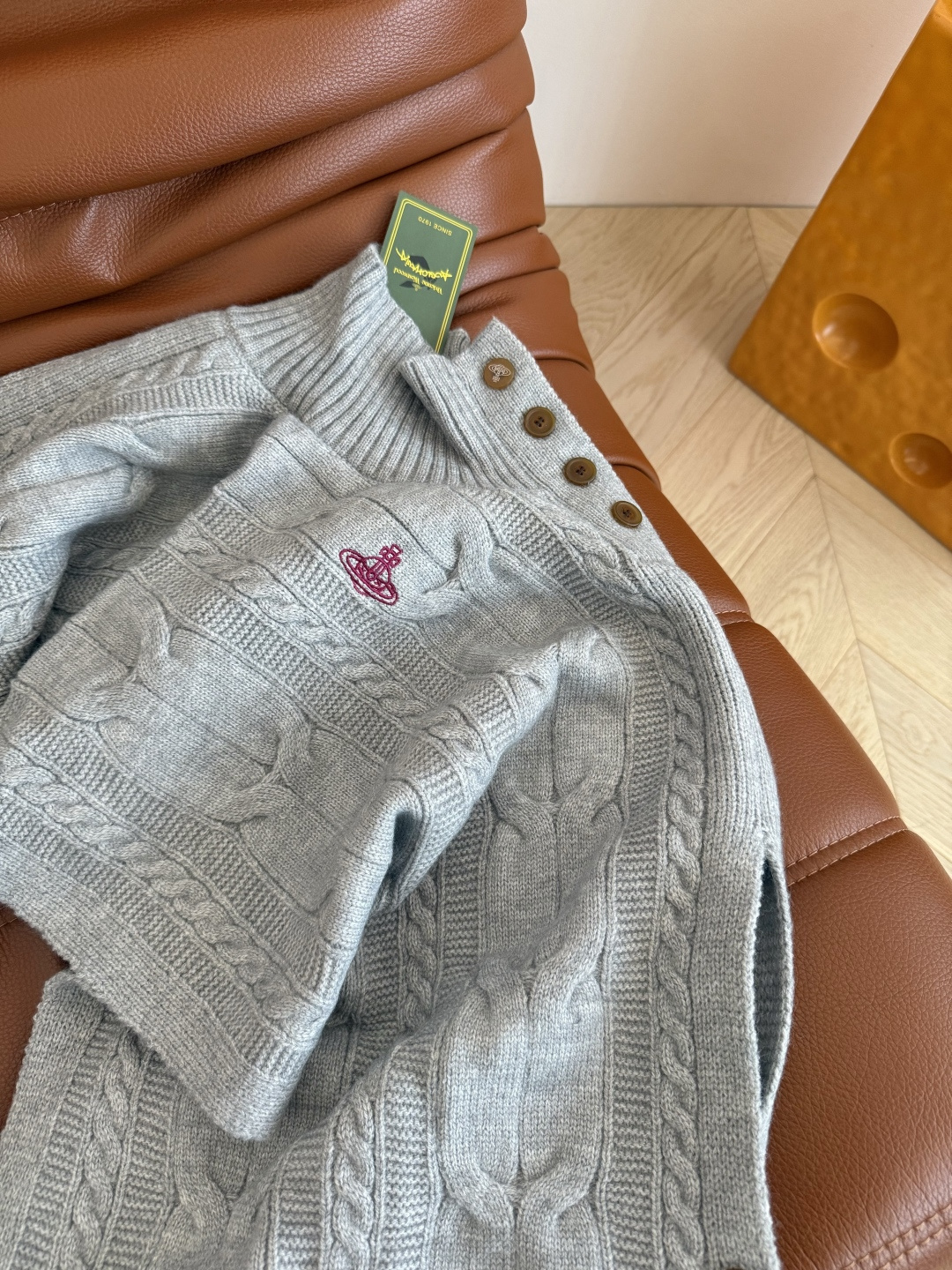 氛围感的神 25秋冬 土星图案刺绣斗篷毛衣 穿搭基础 配饰就不基础～这一件披肩斗篷真的是氛围感首选 营造