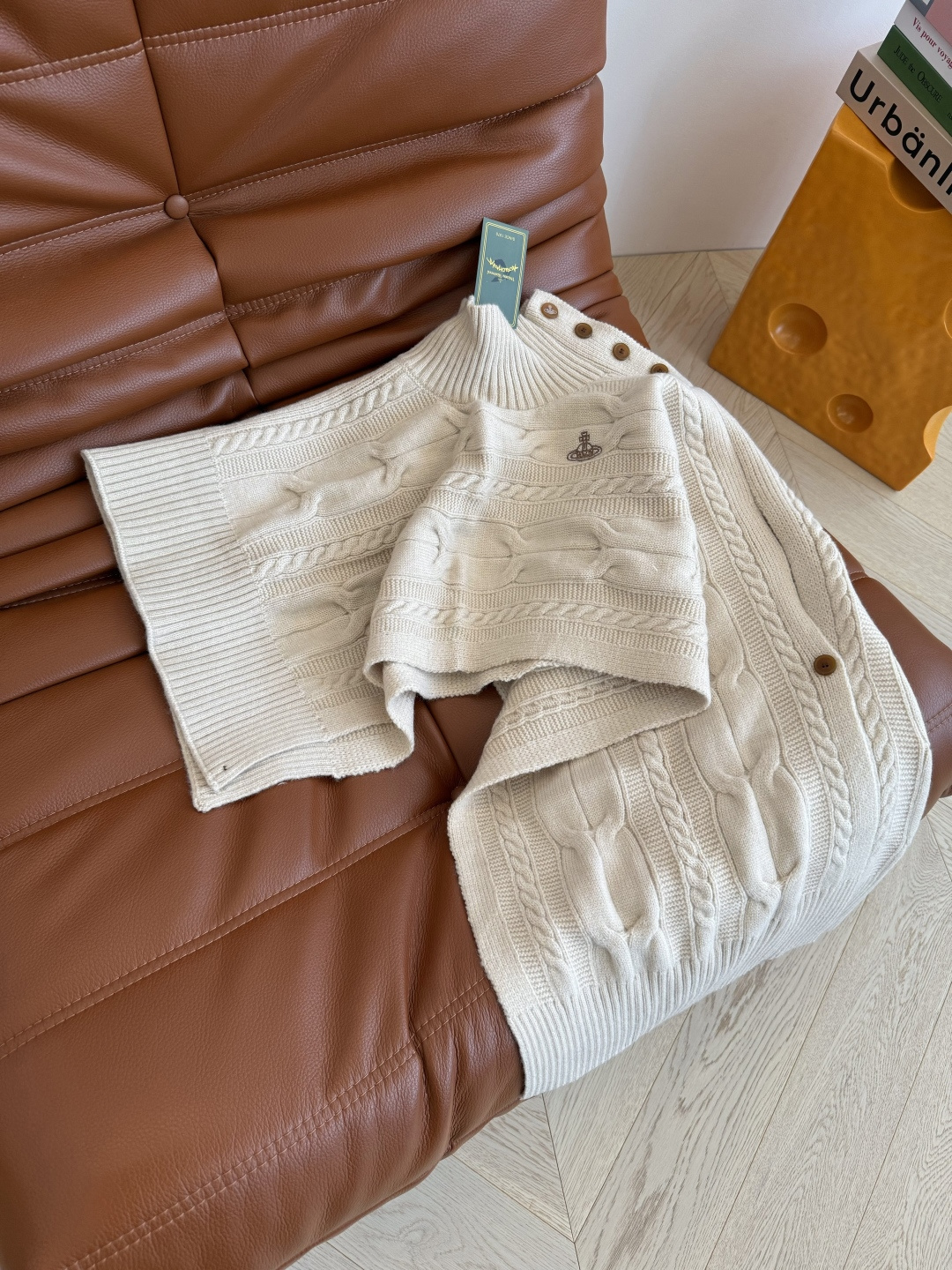 氛围感的神 25秋冬 土星图案刺绣斗篷毛衣 穿搭基础 配饰就不基础～这一件披肩斗篷真的是氛围感首选 营造