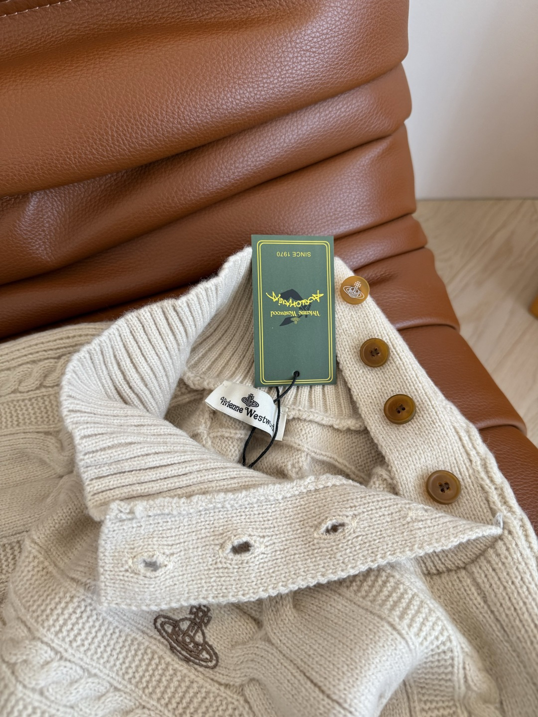 氛围感的神 25秋冬 土星图案刺绣斗篷毛衣 穿搭基础 配饰就不基础～这一件披肩斗篷真的是氛围感首选 营造