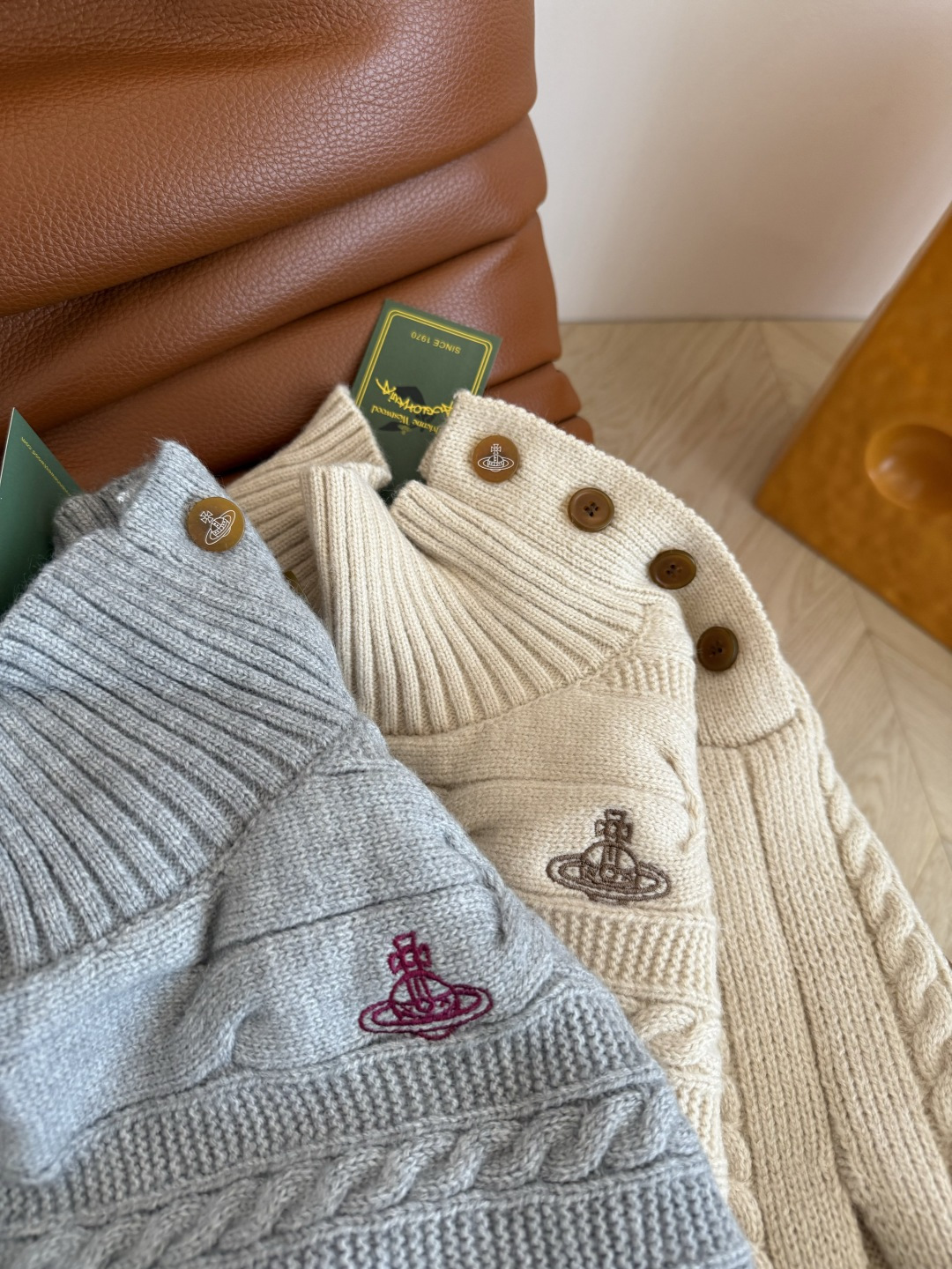 氛围感的神 25秋冬 土星图案刺绣斗篷毛衣 穿搭基础 配饰就不基础～这一件披肩斗篷真的是氛围感首选 营造