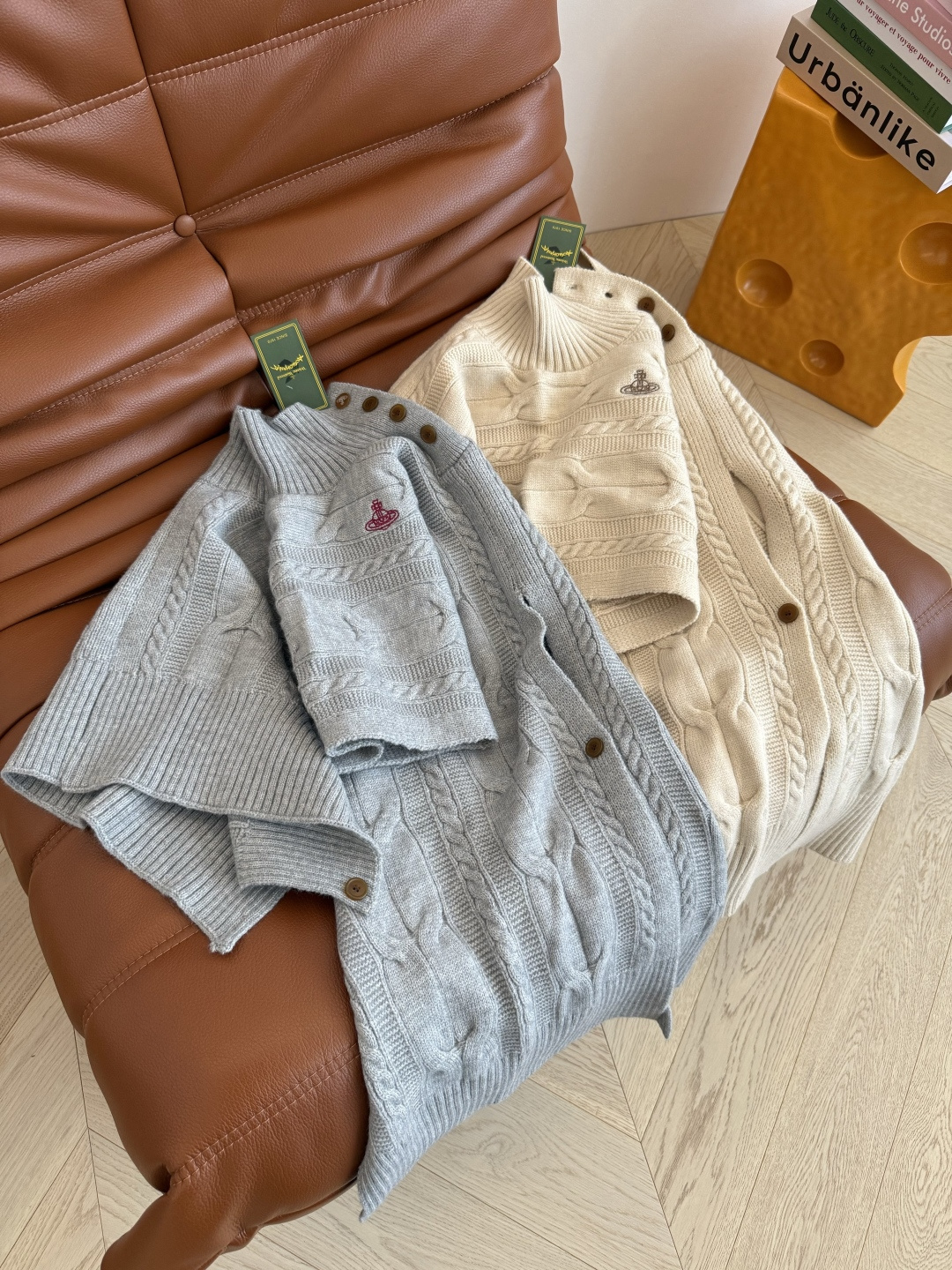 氛围感的神 25秋冬 土星图案刺绣斗篷毛衣 穿搭基础 配饰就不基础～这一件披肩斗篷真的是氛围感首选 营造