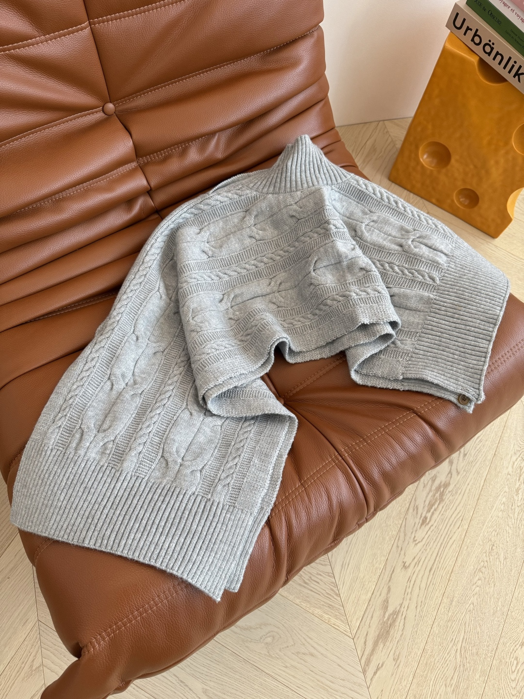 氛围感的神 25秋冬 土星图案刺绣斗篷毛衣 穿搭基础 配饰就不基础～这一件披肩斗篷真的是氛围感首选 营造