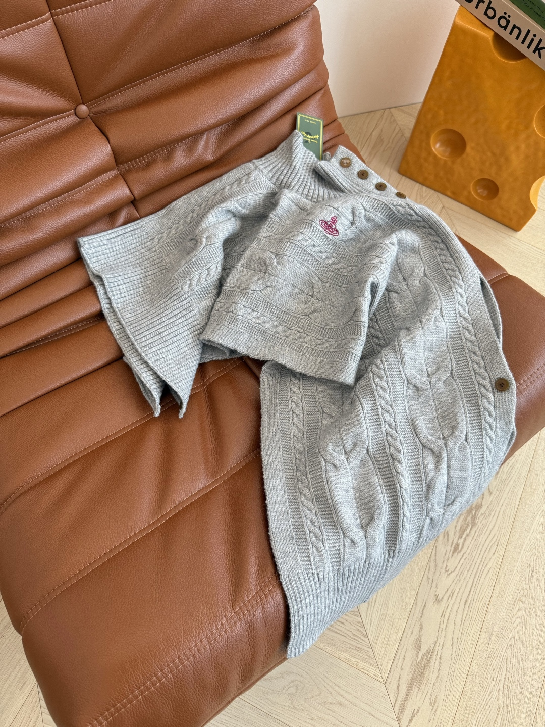 氛围感的神 25秋冬 土星图案刺绣斗篷毛衣 穿搭基础 配饰就不基础～这一件披肩斗篷真的是氛围感首选 营造