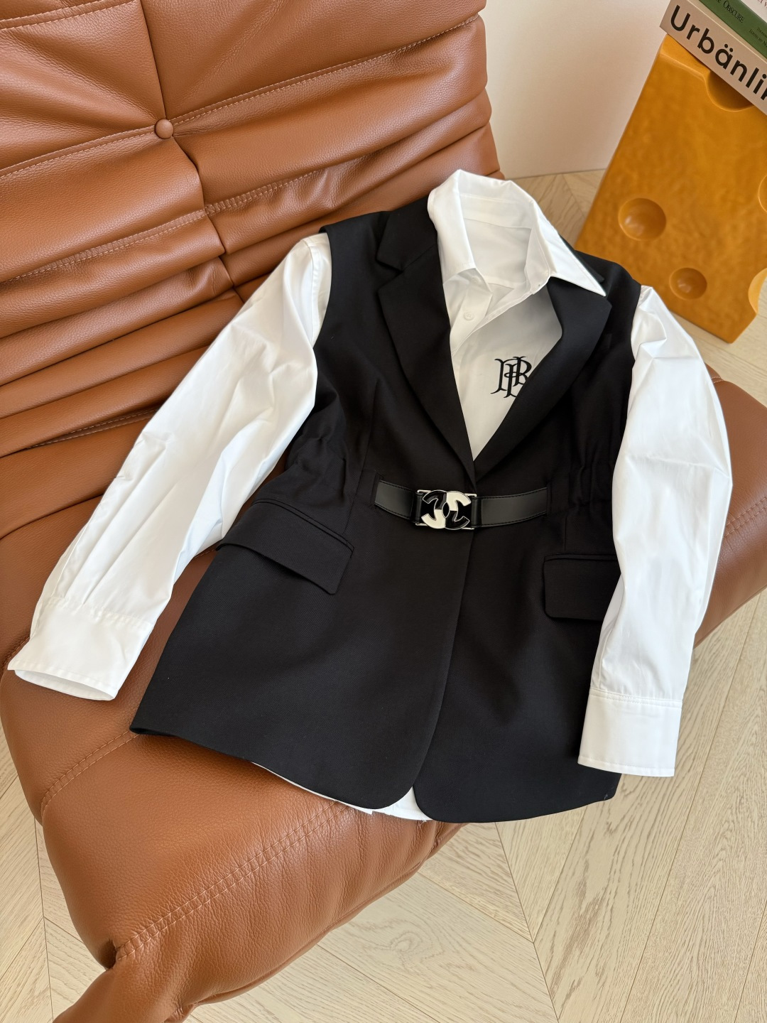 叠穿的时髦感 25秋冬 Vintage中古风双C皮扣设计西装马甲 秋冬不能没有马甲的加持 可通勤可日常 