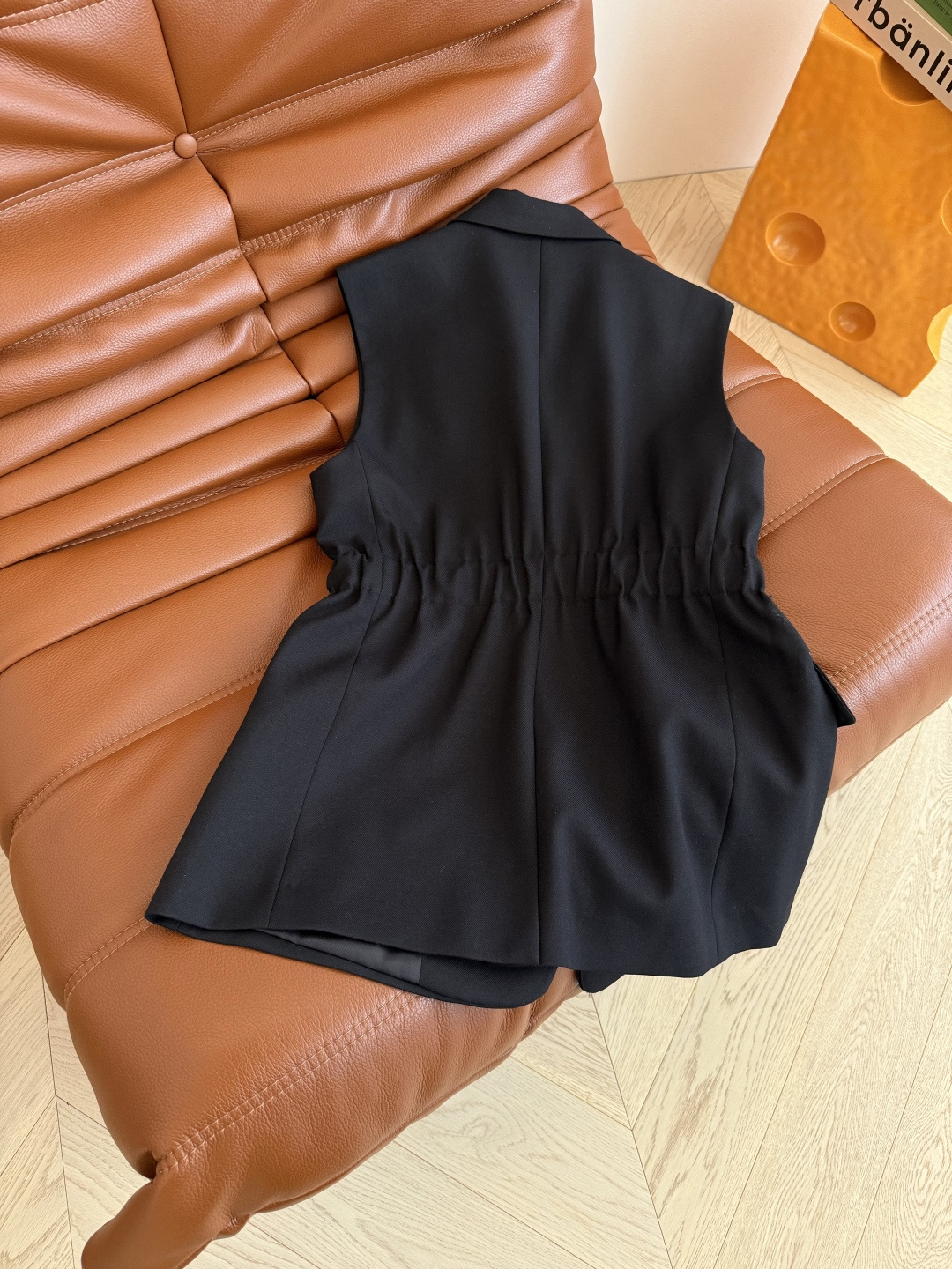 叠穿的时髦感 25秋冬 Vintage中古风双C皮扣设计西装马甲 秋冬不能没有马甲的加持 可通勤可日常 