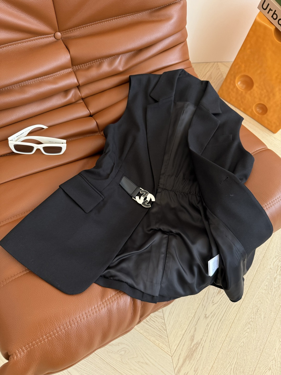 叠穿的时髦感 25秋冬 Vintage中古风双C皮扣设计西装马甲 秋冬不能没有马甲的加持 可通勤可日常 