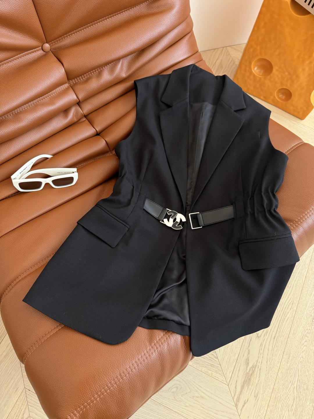 叠穿的时髦感 25秋冬 Vintage中古风双C皮扣设计西装马甲 秋冬不能没有马甲的加持 可通勤可日常 