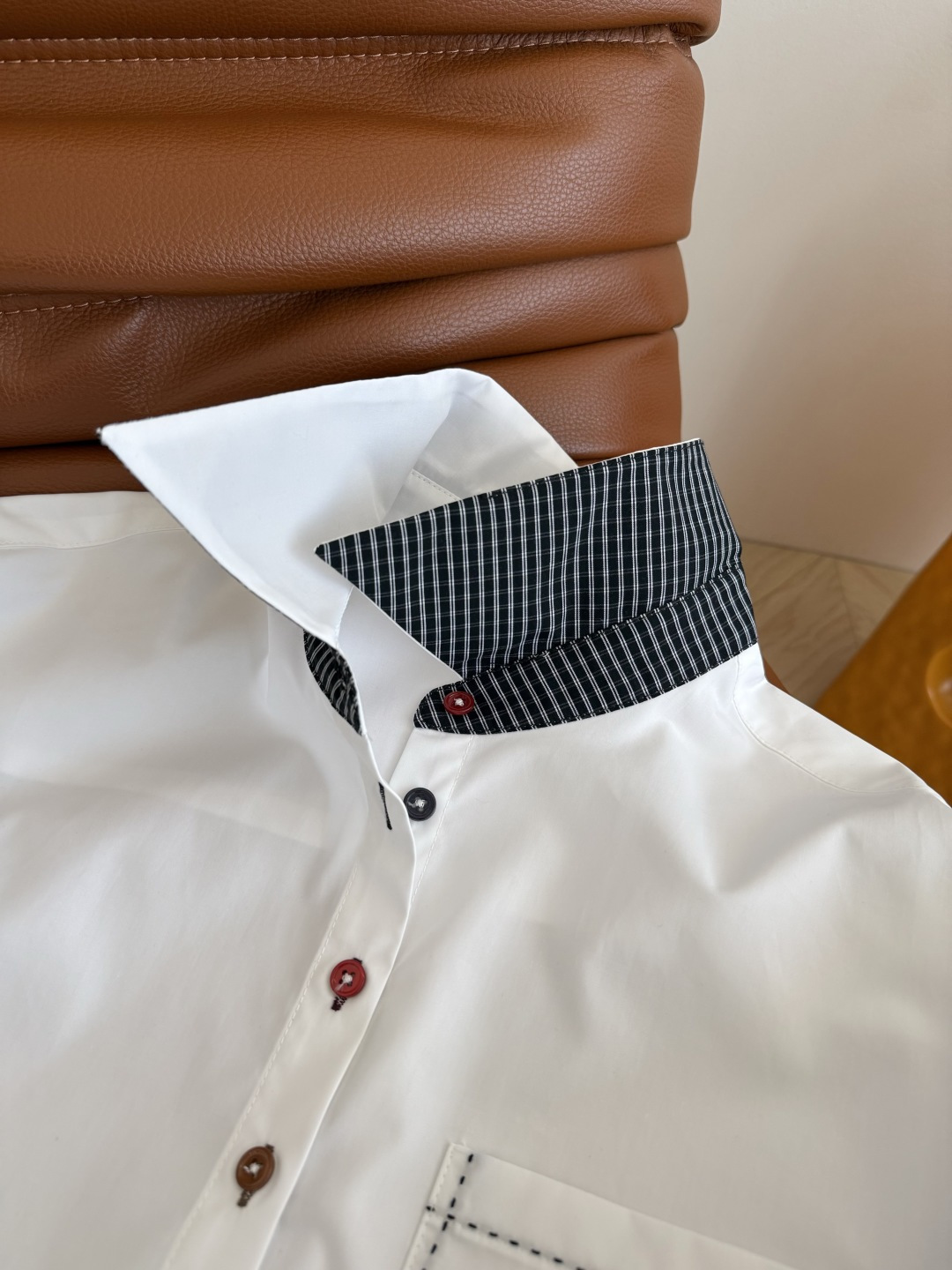 早秋时髦感 25早秋 多色扣子装饰衬衫 撞色扣子设计 领子和袖口拼接了格子更加吸睛 透漏着轻松惬意和休闲