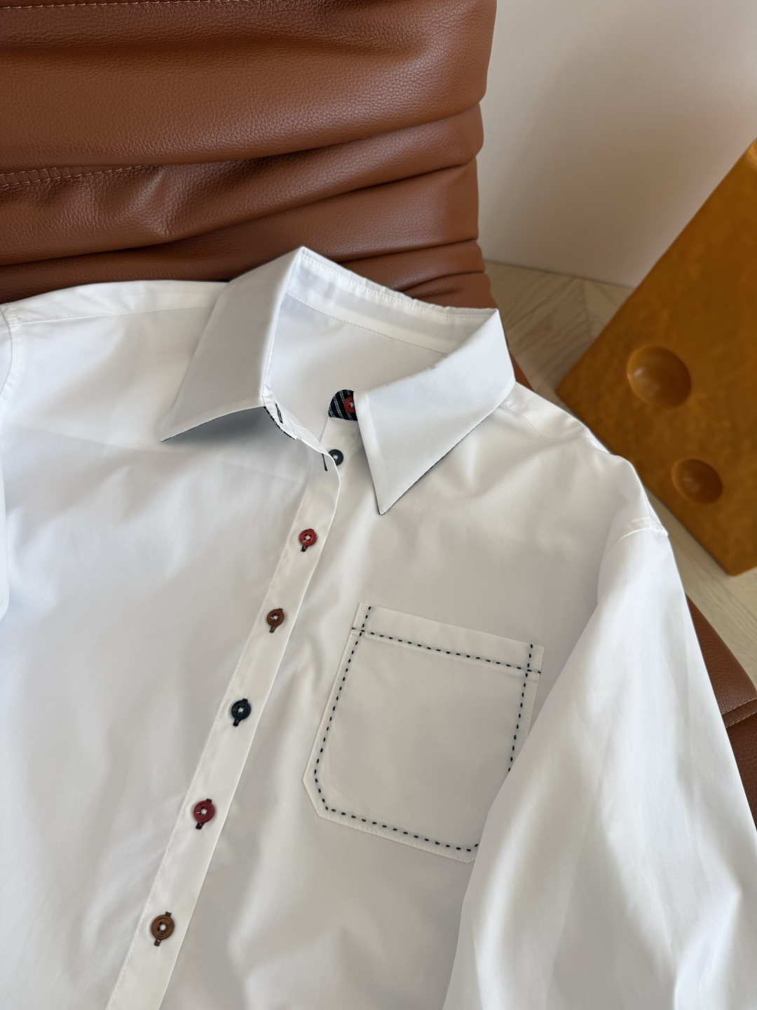 早秋时髦感 25早秋 多色扣子装饰衬衫 撞色扣子设计 领子和袖口拼接了格子更加吸睛 透漏着轻松惬意和休闲