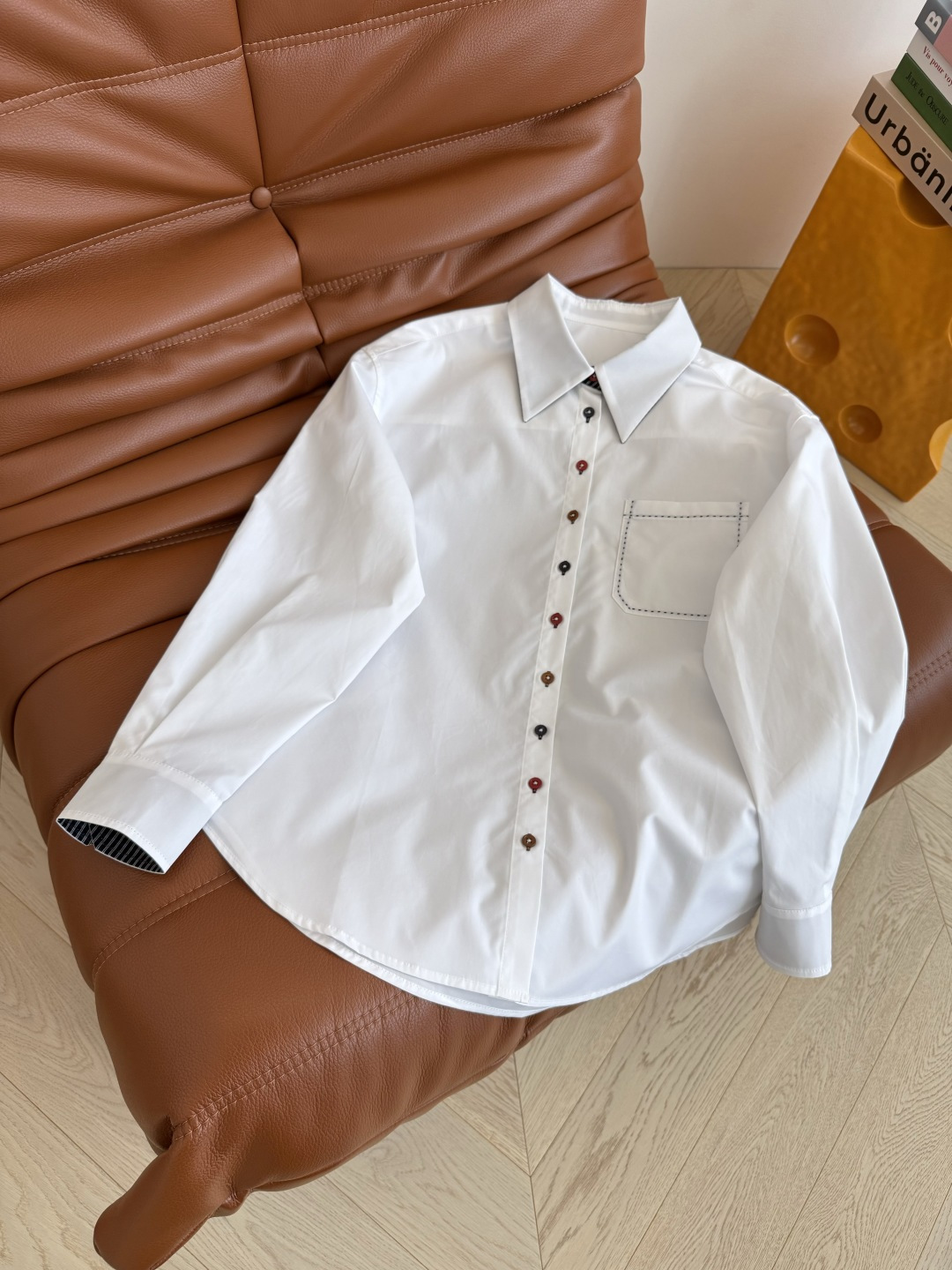 早秋时髦感 25早秋 多色扣子装饰衬衫 撞色扣子设计 领子和袖口拼接了格子更加吸睛 透漏着轻松惬意和休闲