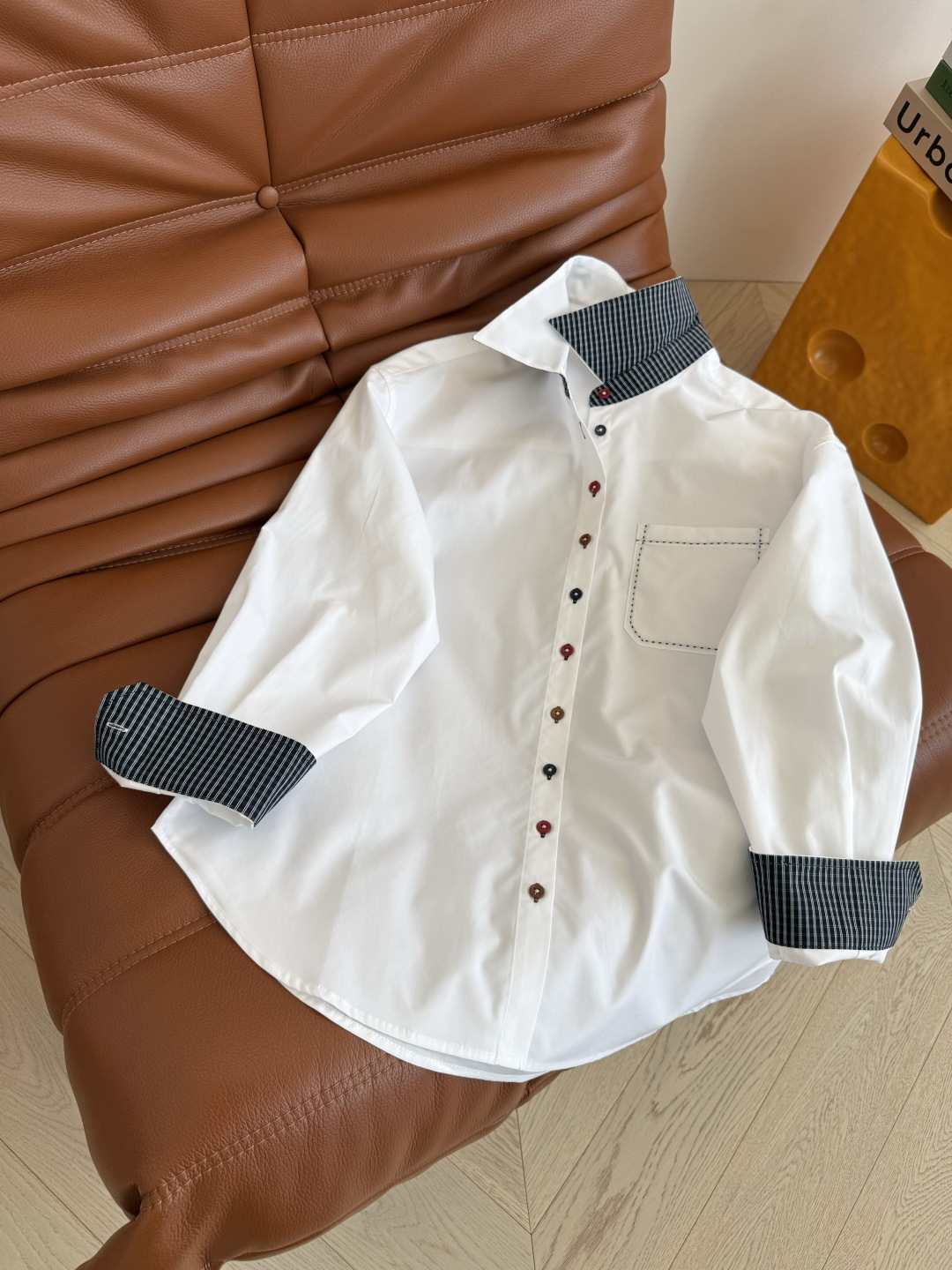 早秋时髦感 25早秋 多色扣子装饰衬衫 撞色扣子设计 领子和袖口拼接了格子更加吸睛 透漏着轻松惬意和休闲