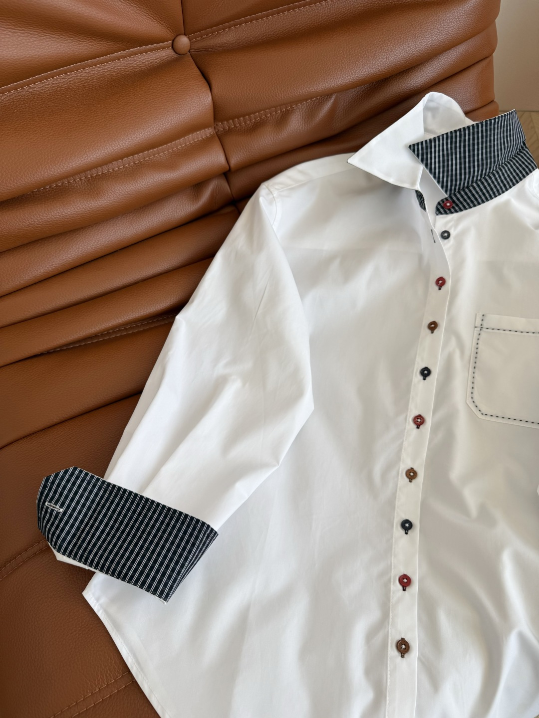 早秋时髦感 25早秋 多色扣子装饰衬衫 撞色扣子设计 领子和袖口拼接了格子更加吸睛 透漏着轻松惬意和休闲