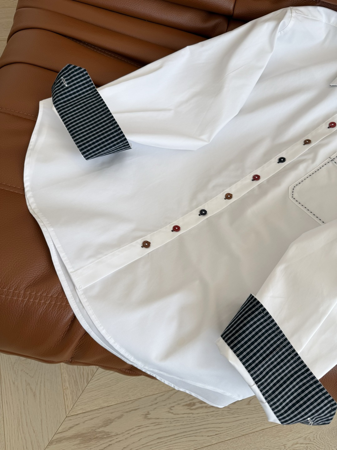 早秋时髦感 25早秋 多色扣子装饰衬衫 撞色扣子设计 领子和袖口拼接了格子更加吸睛 透漏着轻松惬意和休闲