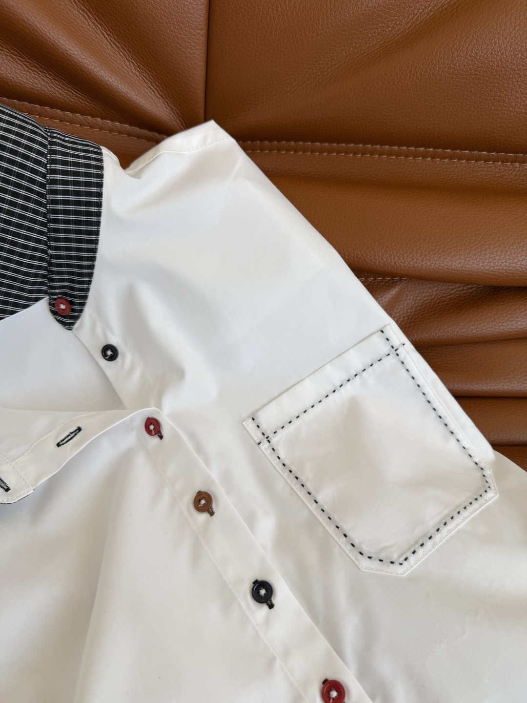 早秋时髦感 25早秋 多色扣子装饰衬衫 撞色扣子设计 领子和袖口拼接了格子更加吸睛 透漏着轻松惬意和休闲