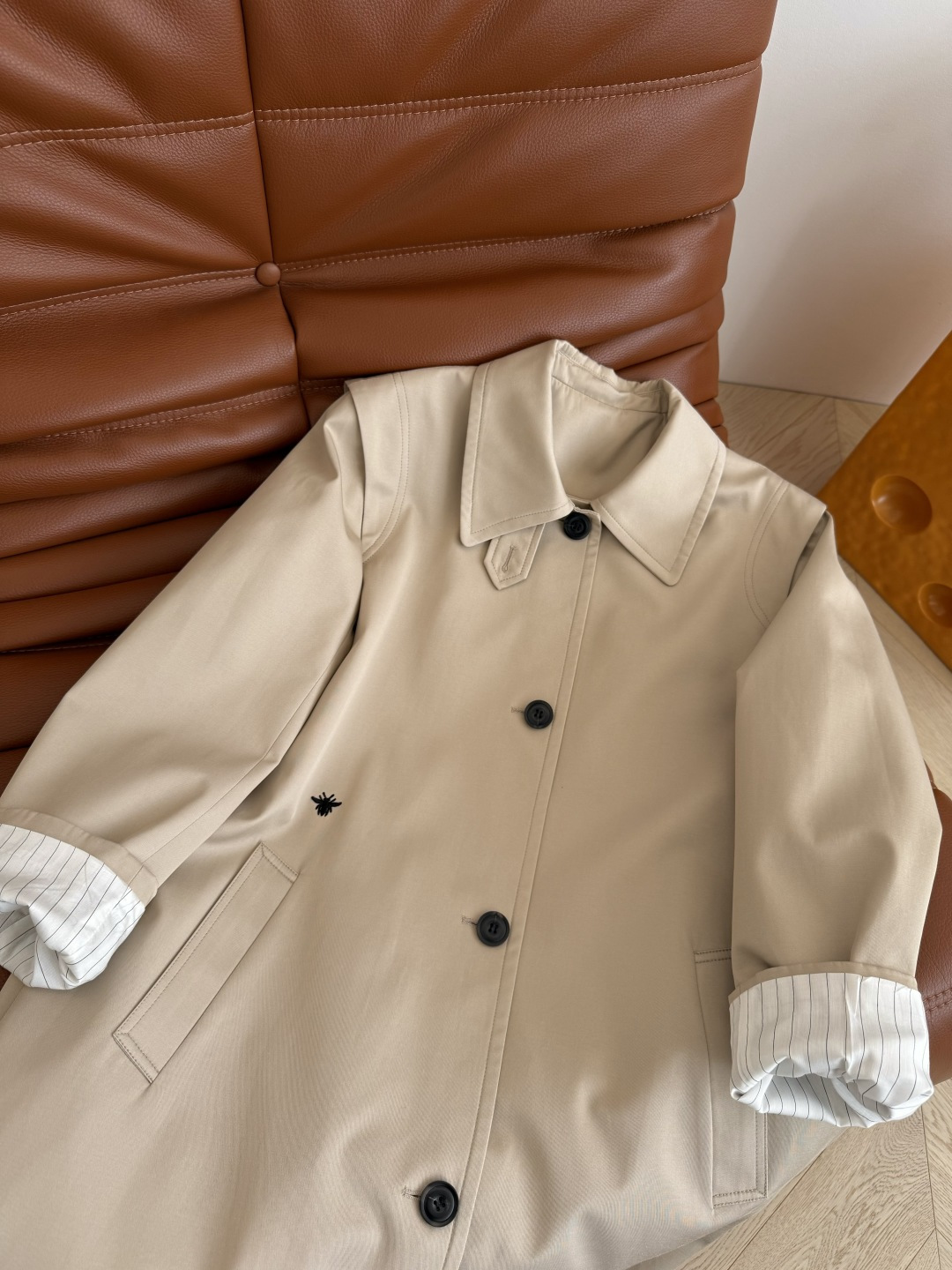 25新款 小蜜蜂刺绣宽肩长款风衣 今年秋冬的战衣是靠风衣加持的 又A又飒 优雅又知性 宽肩设计 修饰肩线