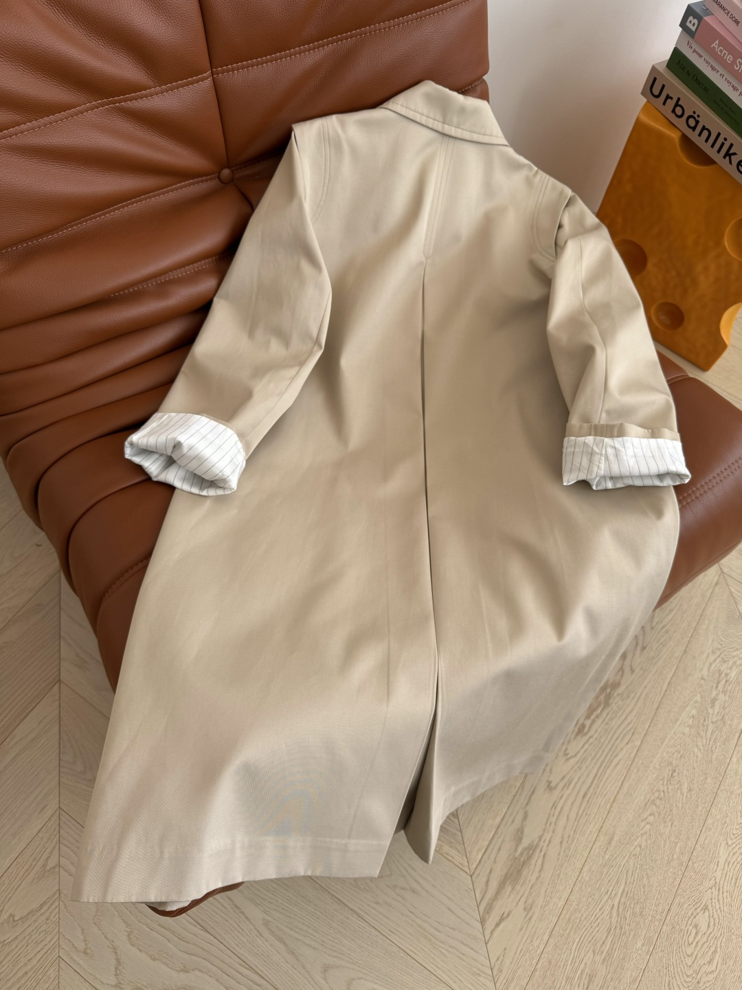 25新款 小蜜蜂刺绣宽肩长款风衣 今年秋冬的战衣是靠风衣加持的 又A又飒 优雅又知性 宽肩设计 修饰肩线