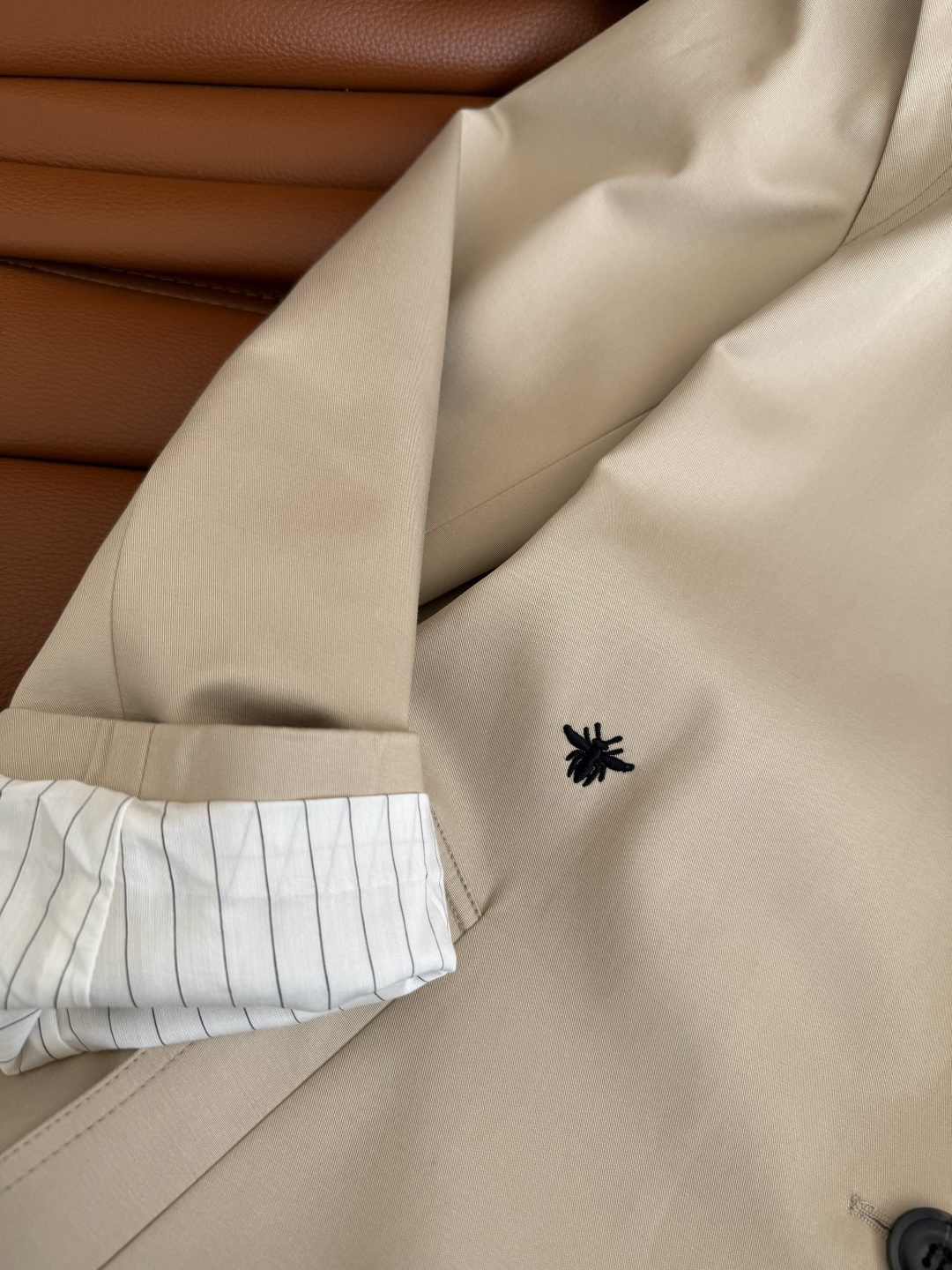 25新款 小蜜蜂刺绣宽肩长款风衣 今年秋冬的战衣是靠风衣加持的 又A又飒 优雅又知性 宽肩设计 修饰肩线