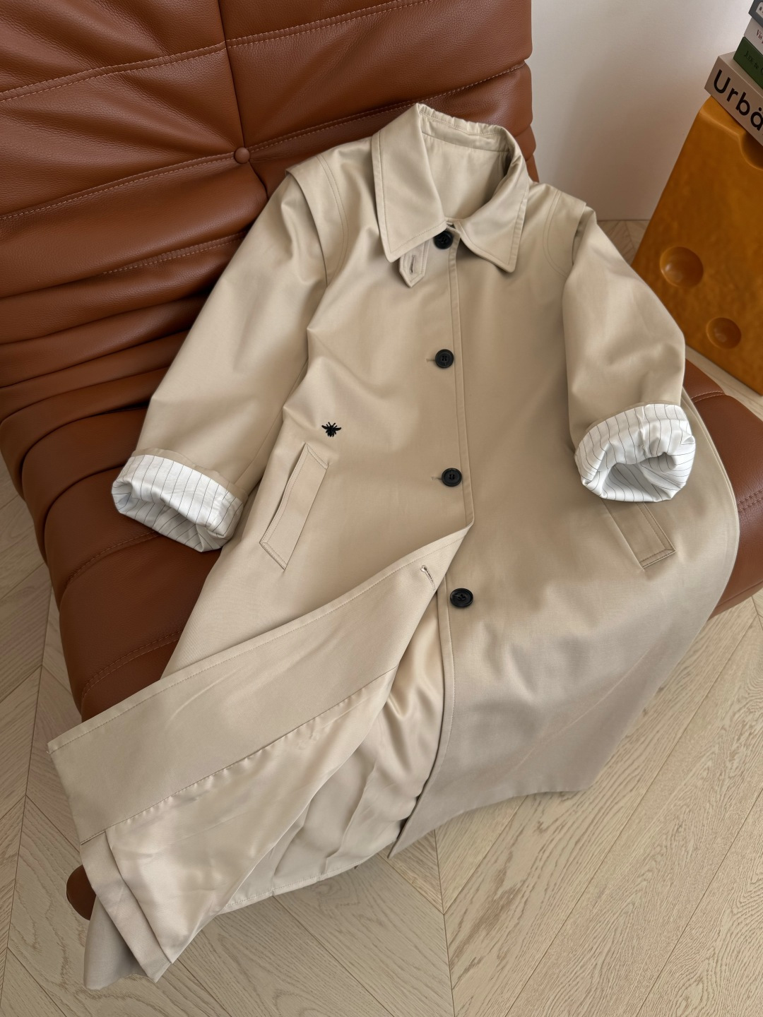 25新款 小蜜蜂刺绣宽肩长款风衣 今年秋冬的战衣是靠风衣加持的 又A又飒 优雅又知性 宽肩设计 修饰肩线