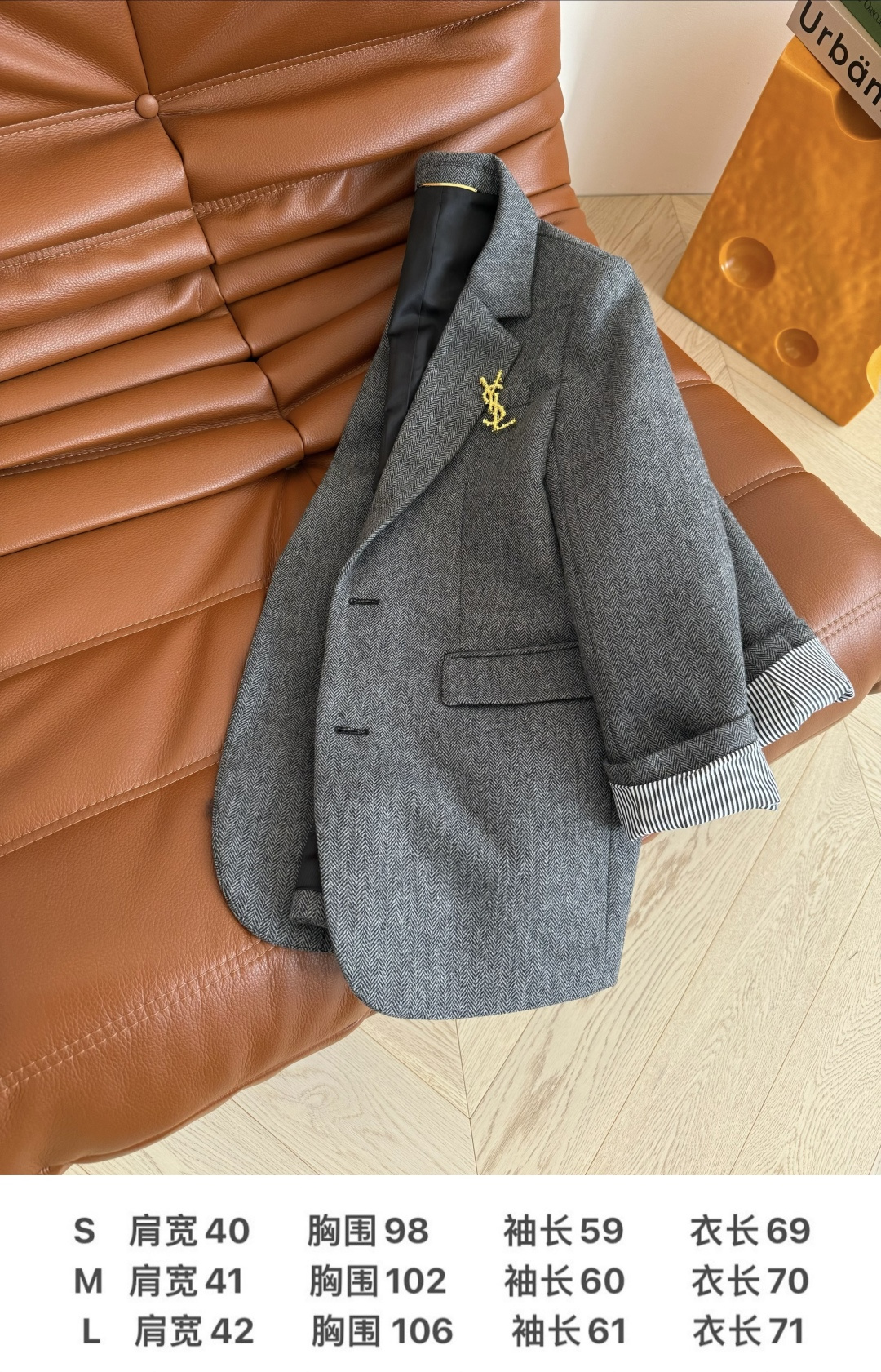 博主同款 SLP。 人字纹羊毛西装外套 搭配可拆卸胸针哦 可以用来搭配其他衣服 定制人字纹羊毛面料 比较