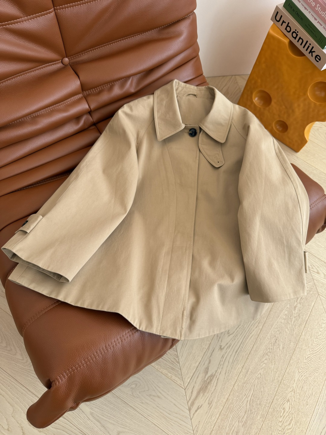 博主同款 斗篷式设计风衣外套 极简的风衣 整个气质感伴随着这件风衣而来 斗篷设计的版型真的很爱 无论什么