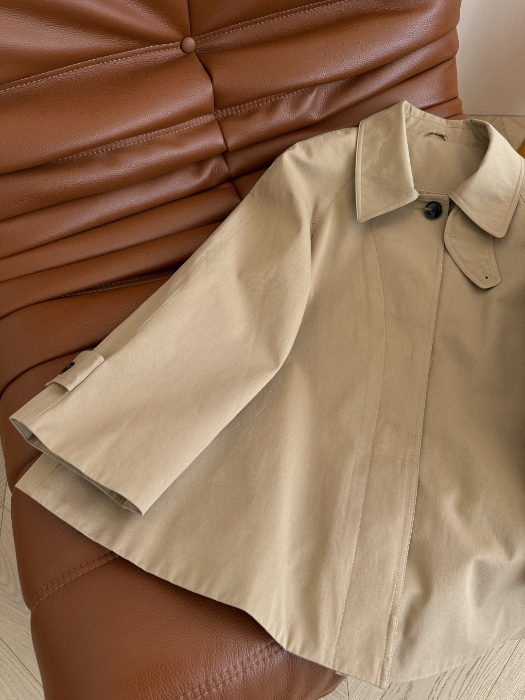 博主同款 斗篷式设计风衣外套 极简的风衣 整个气质感伴随着这件风衣而来 斗篷设计的版型真的很爱 无论什么