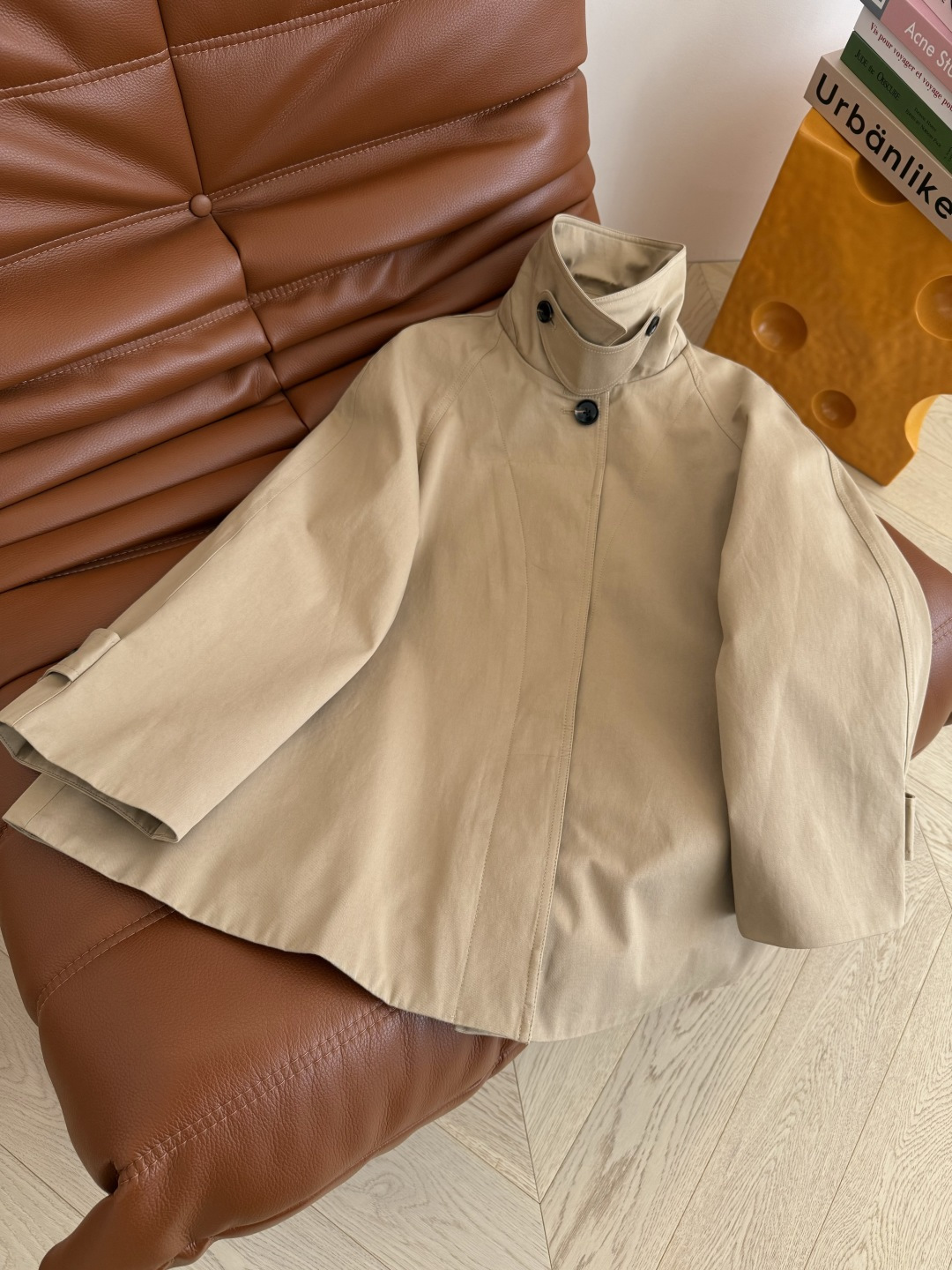 博主同款 斗篷式设计风衣外套 极简的风衣 整个气质感伴随着这件风衣而来 斗篷设计的版型真的很爱 无论什么