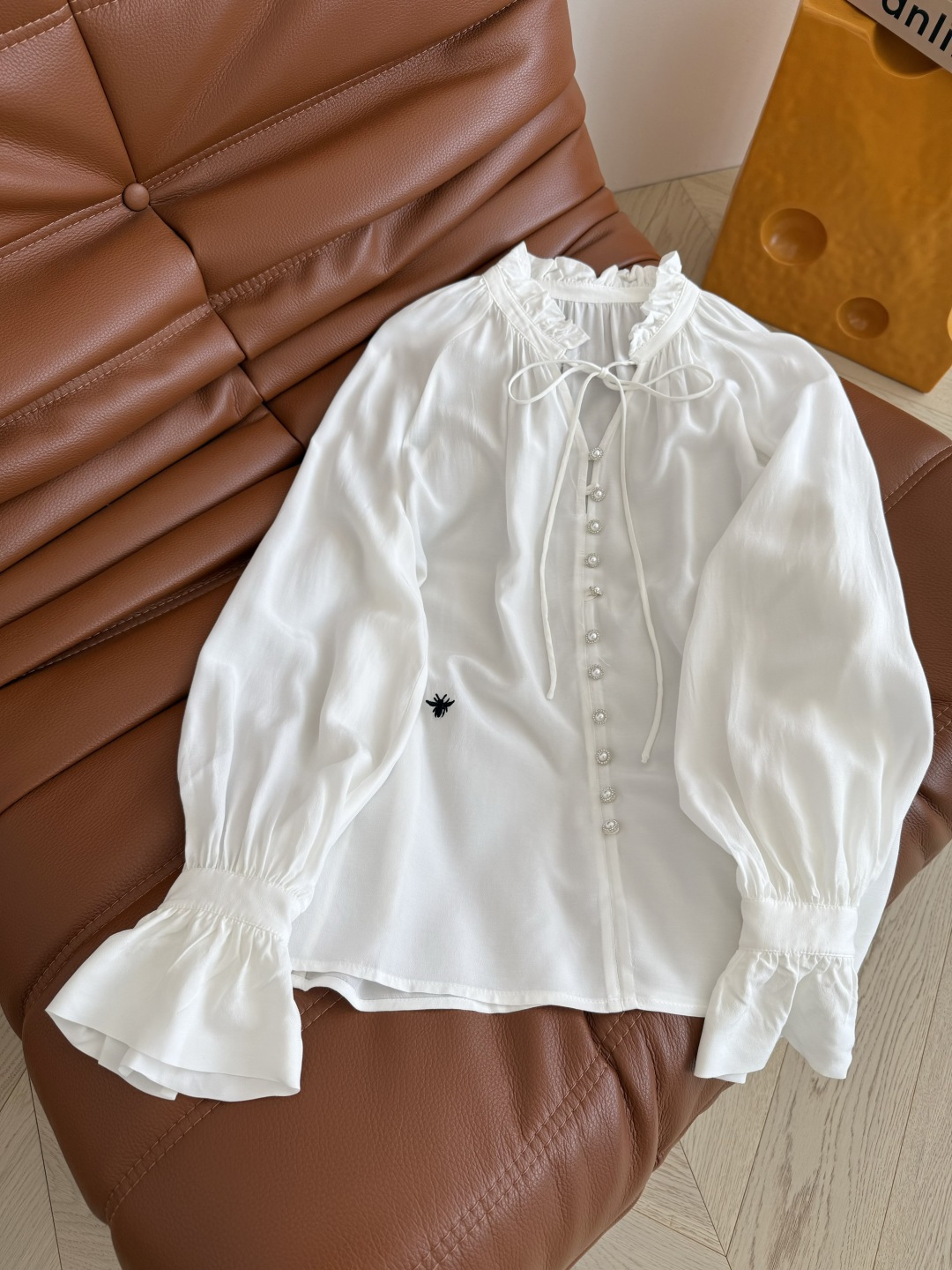 复古气质 25 秋冬 小蜜蜂刺绣点缀衬衫 重磅百分百人丝面料 一股优雅和复古的气息 抬气质于无形中 木耳
