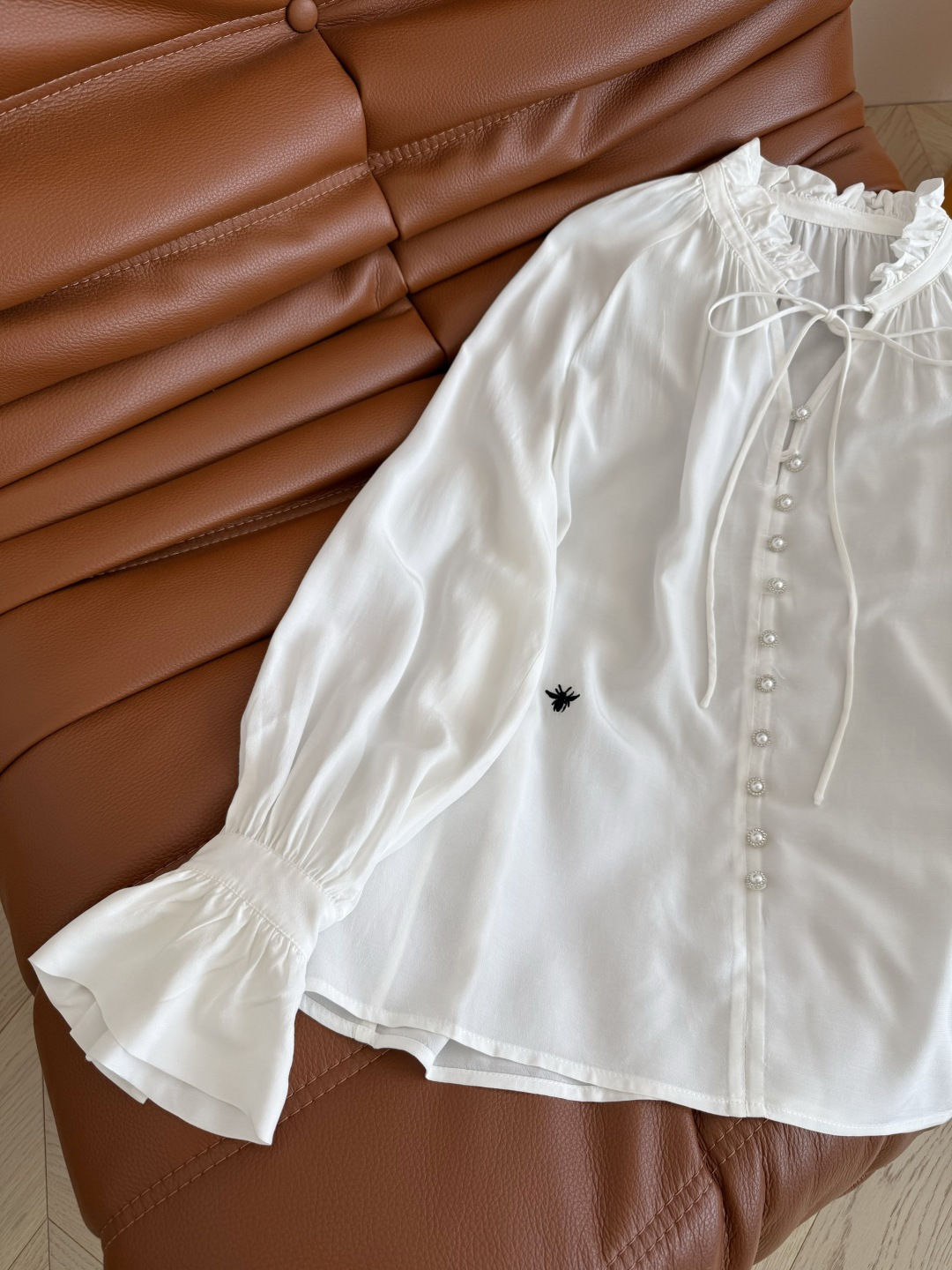 复古气质 25 秋冬 小蜜蜂刺绣点缀衬衫 重磅百分百人丝面料 一股优雅和复古的气息 抬气质于无形中 木耳