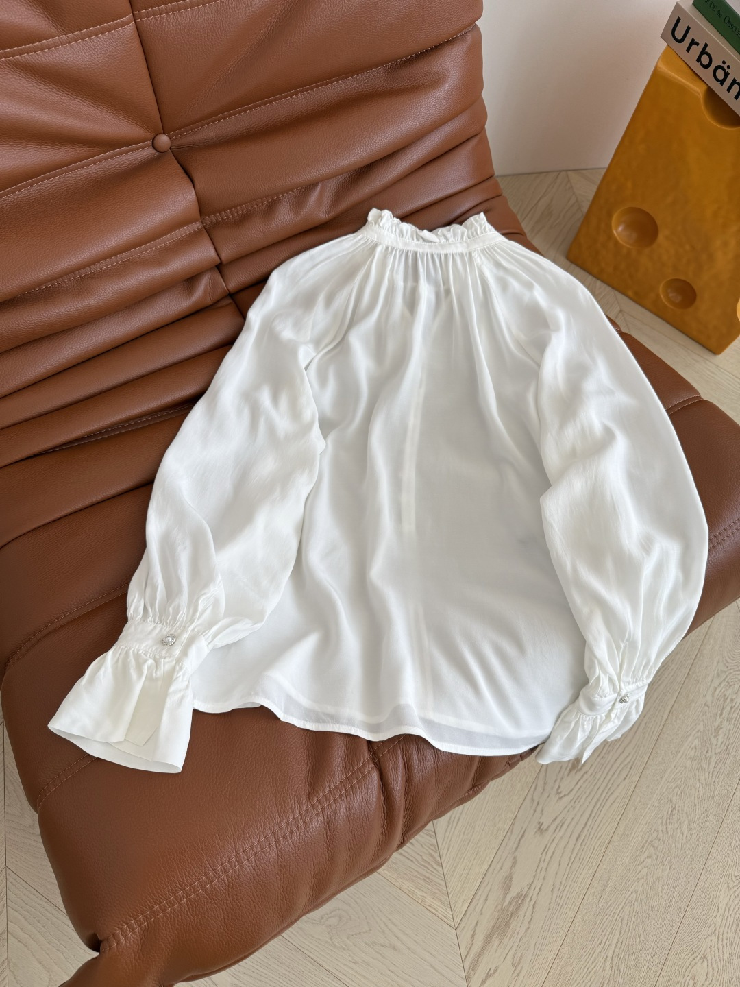 复古气质 25 秋冬 小蜜蜂刺绣点缀衬衫 重磅百分百人丝面料 一股优雅和复古的气息 抬气质于无形中 木耳